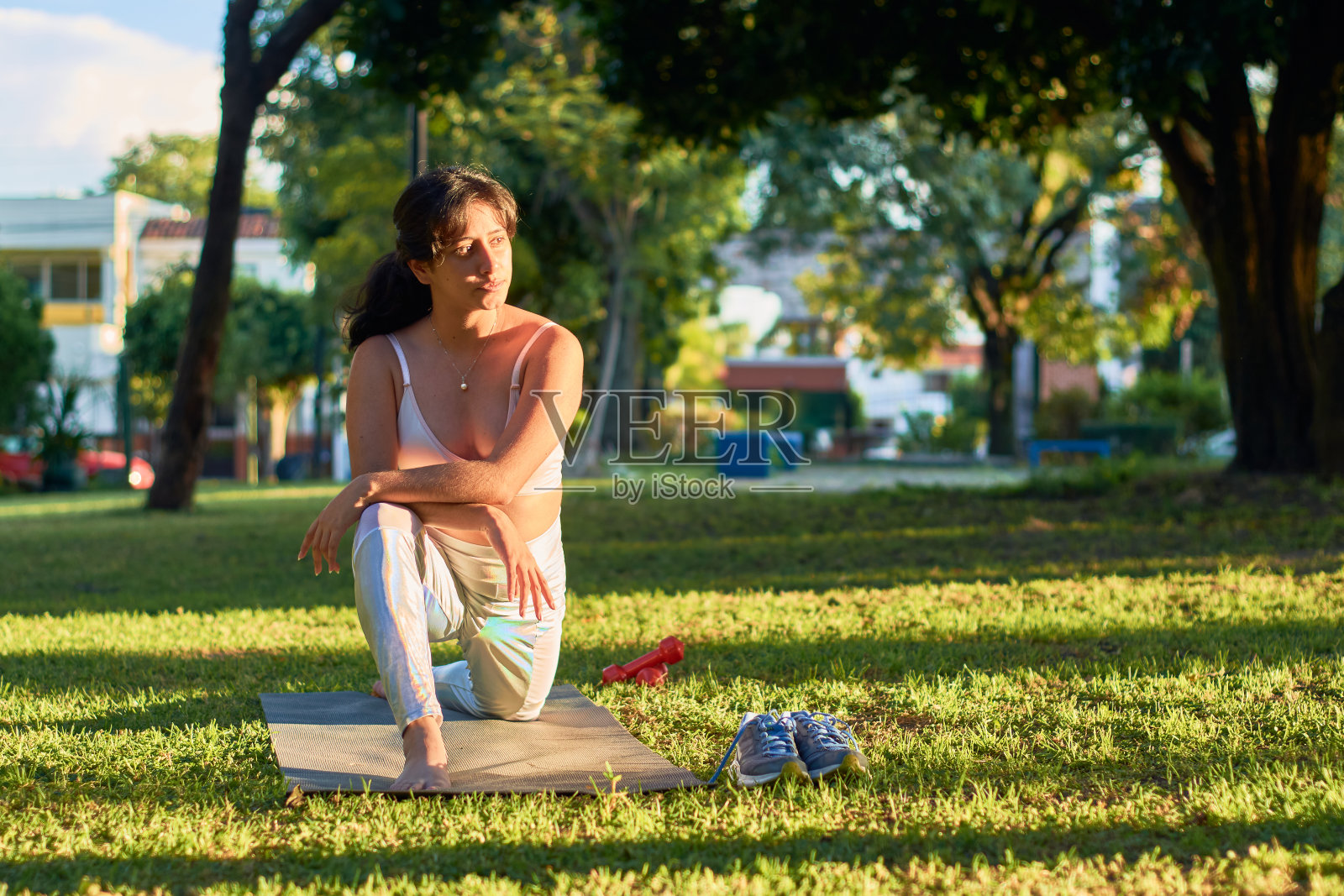 一个在公园里练瑜伽的拉丁年轻女子照片摄影图片