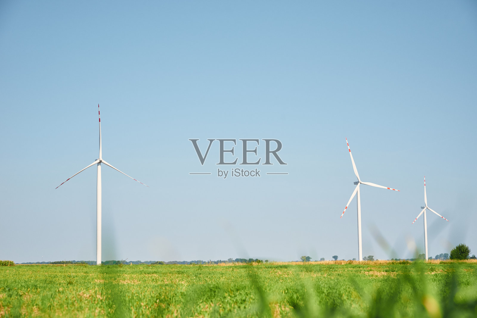 风力发电机在现场照片摄影图片