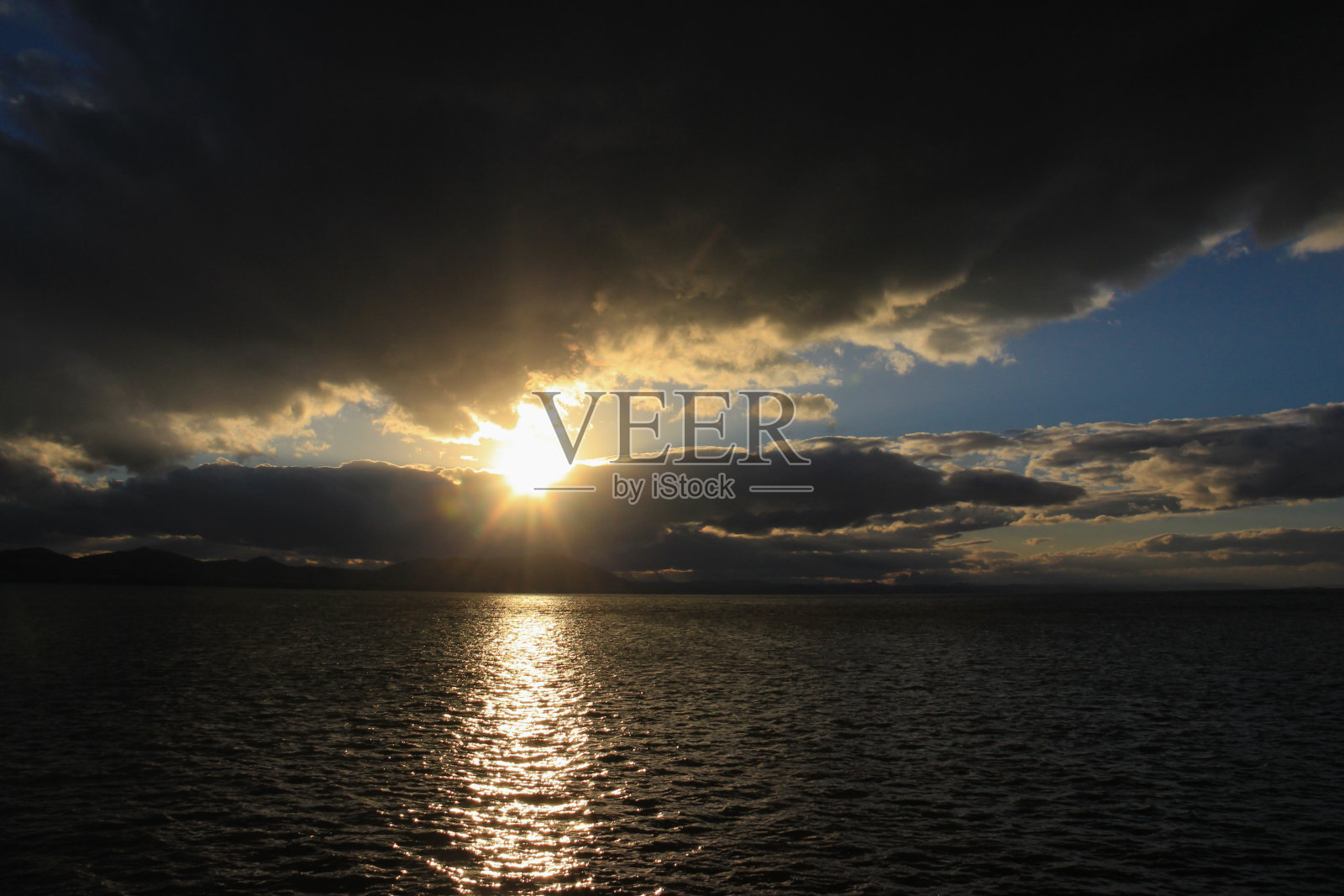 湖面反射着夕阳照片摄影图片