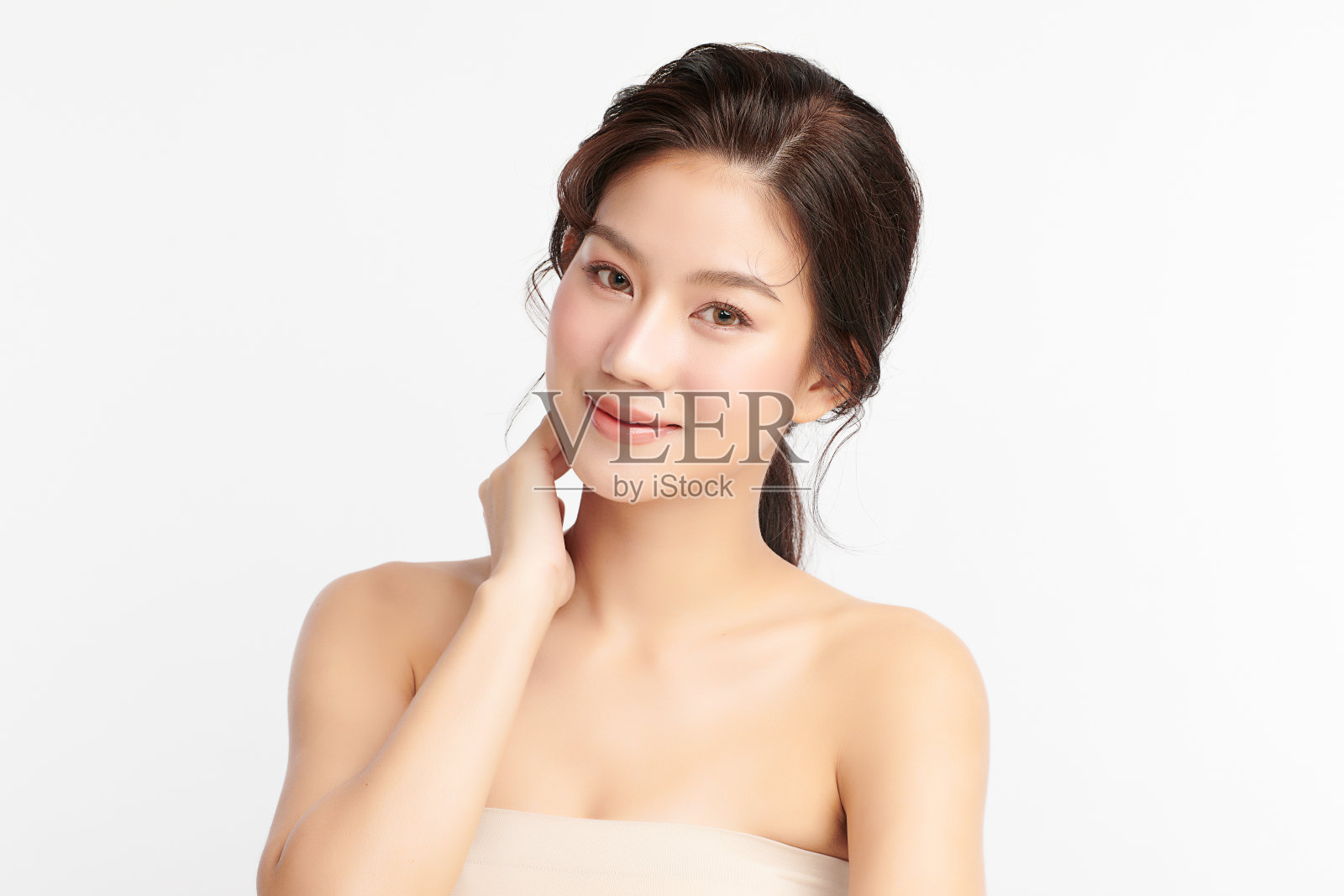 美丽年轻的亚洲女性与干净的新鲜皮肤在白色的背景，面部护理，面部治疗，美容和水疗中心，亚洲女性肖像。照片摄影图片