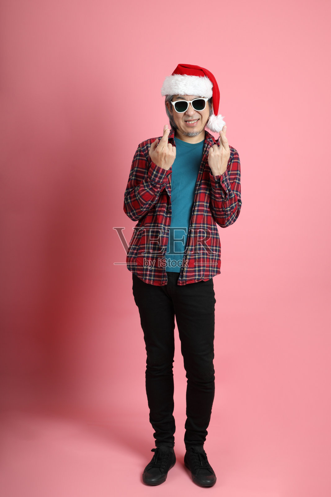 圣诞季节的男人照片摄影图片