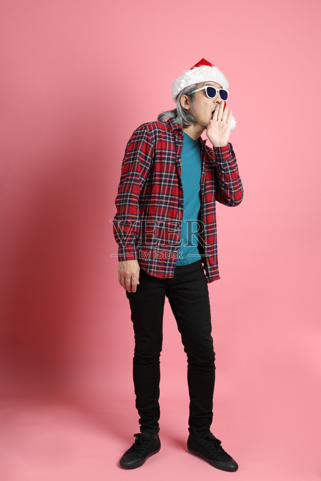 圣诞季节的男人照片摄影图片