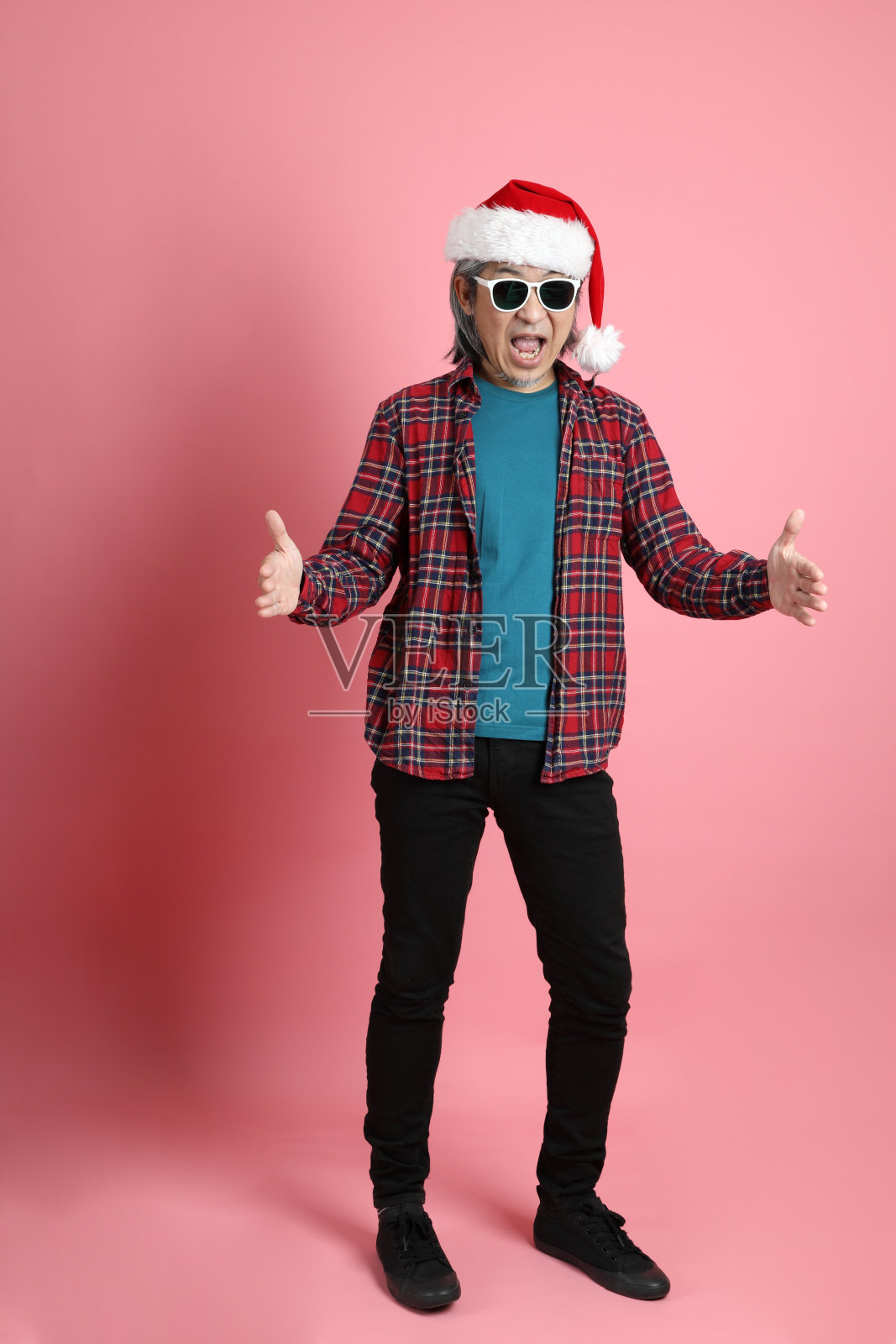 圣诞季节的男人照片摄影图片