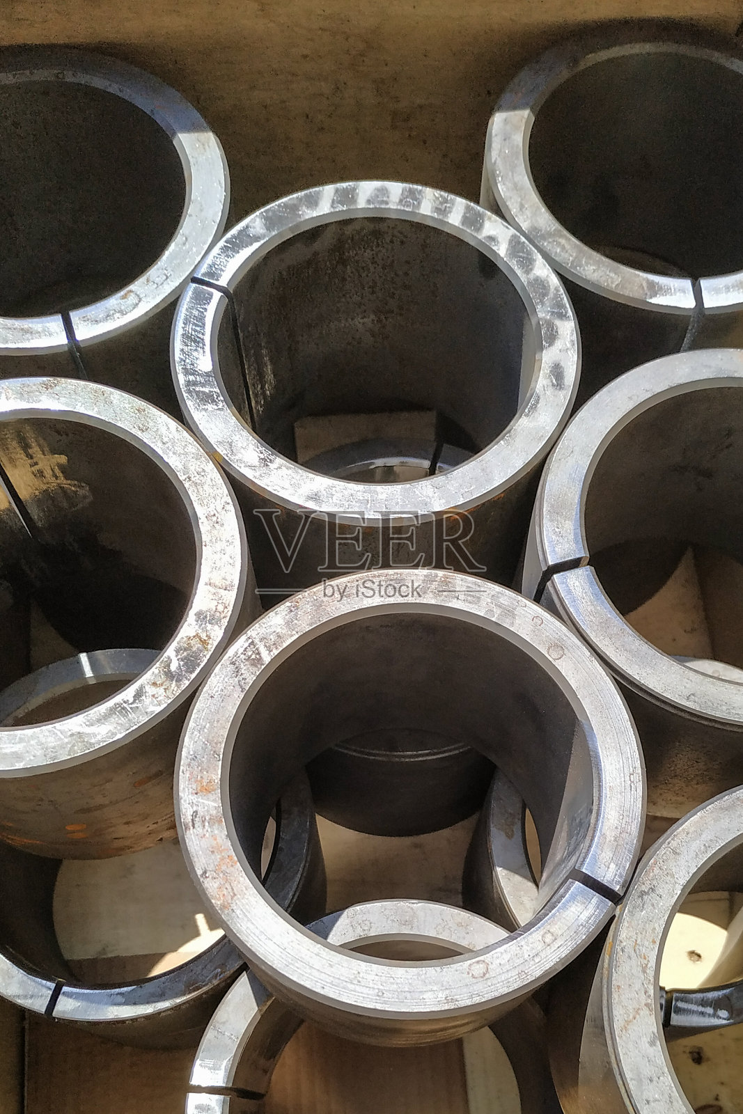 数控车床上切割加工的钢制衬套照片摄影图片