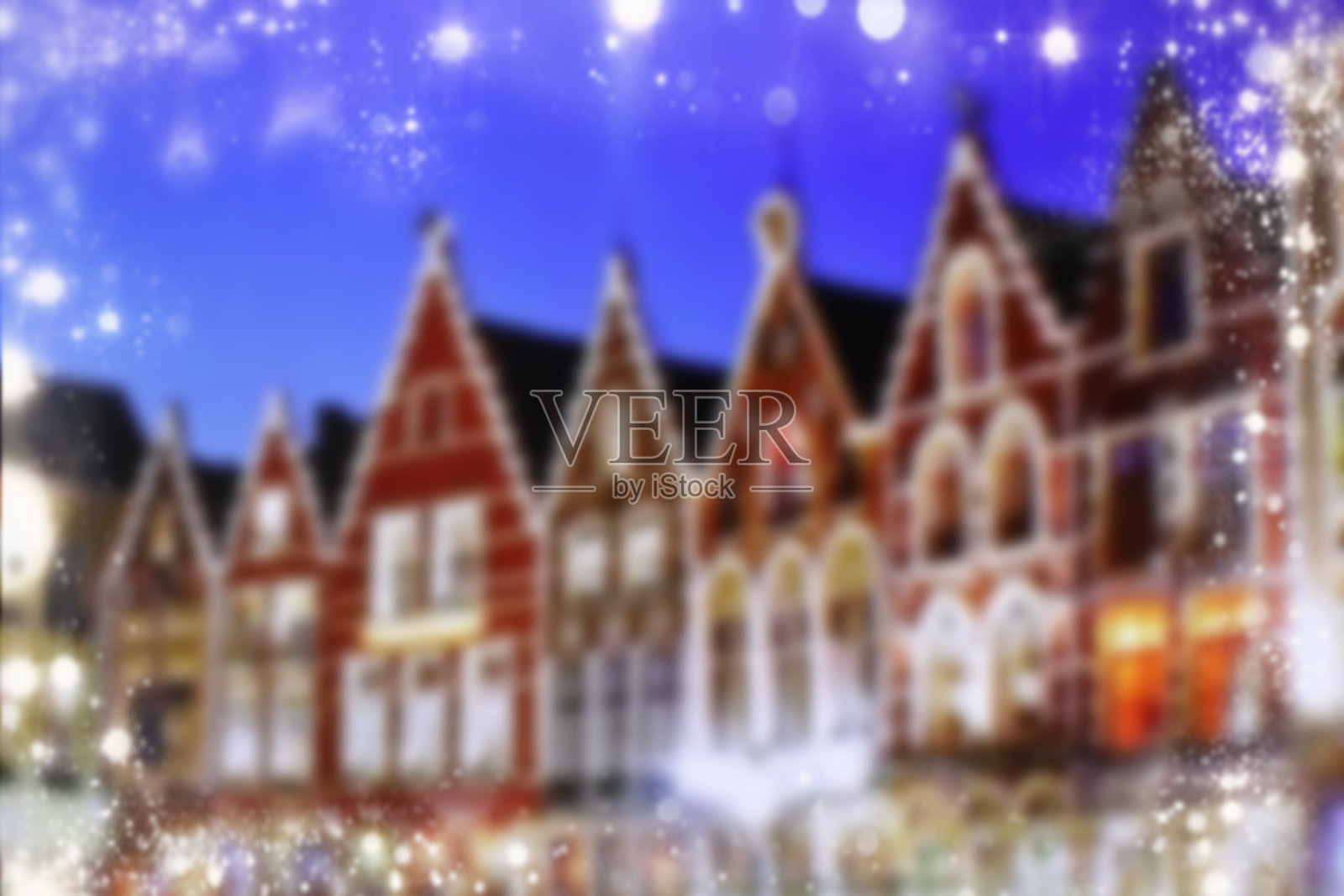 圣诞装饰模糊了城市街道。以散景为背景进行设计照片摄影图片