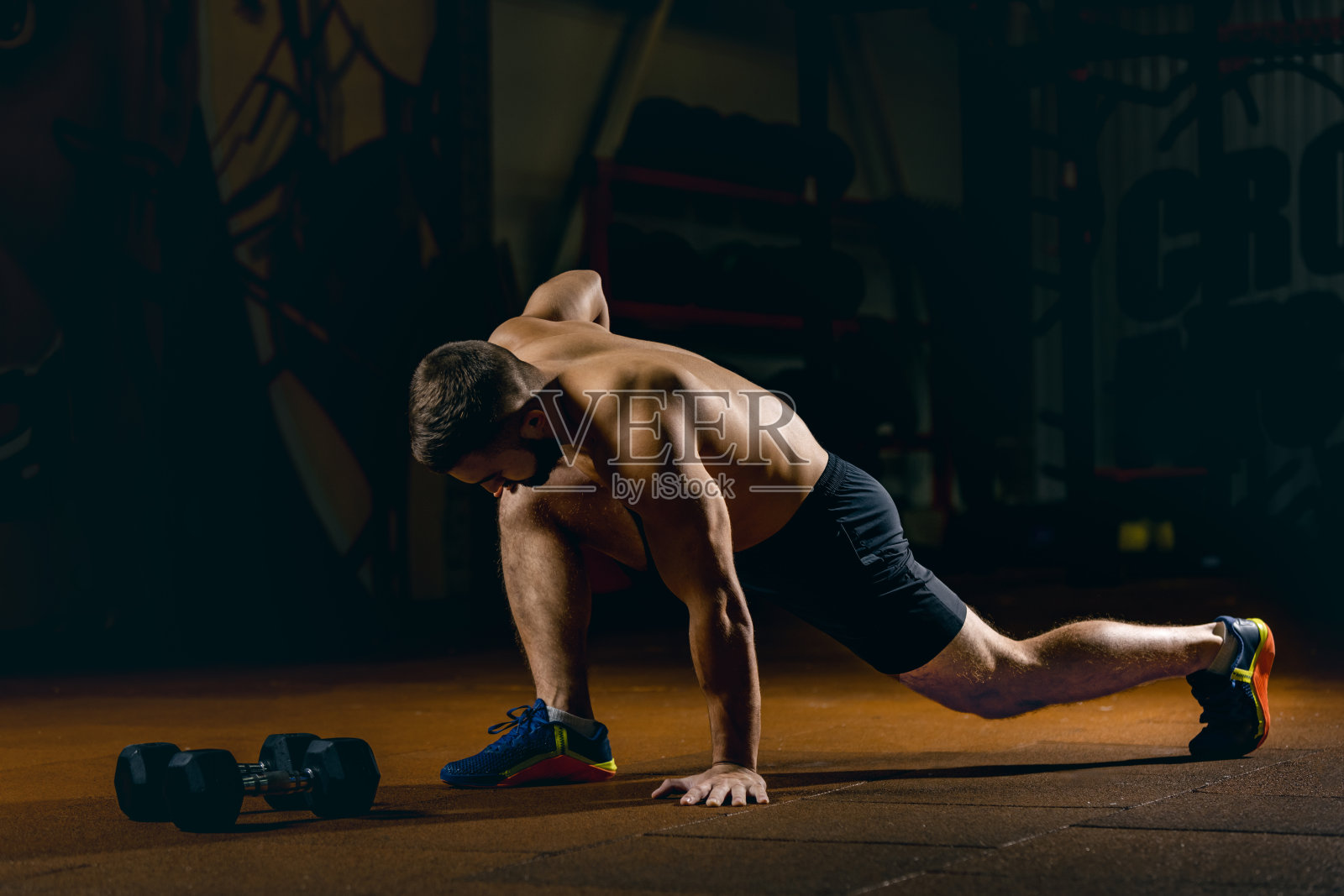 全身肖像的年轻运动男子做伸展体操训练前照片摄影图片