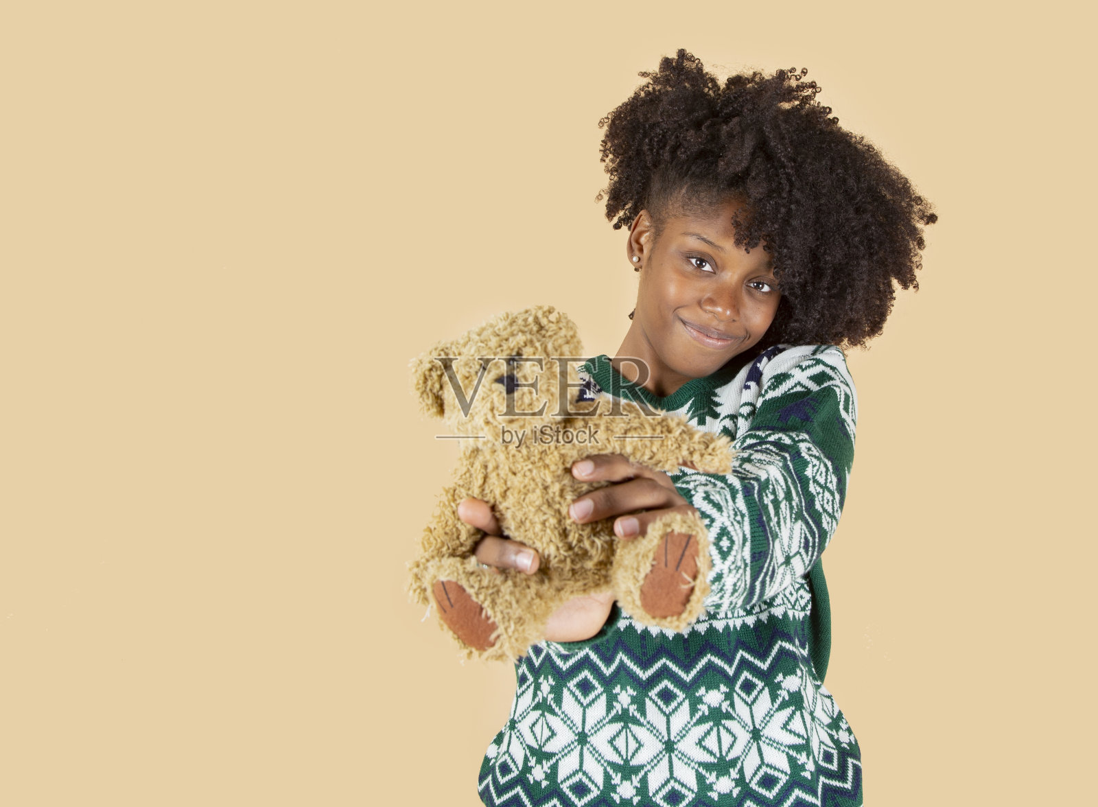 圣诞漂亮女孩，米色泰迪熊背景照片摄影图片