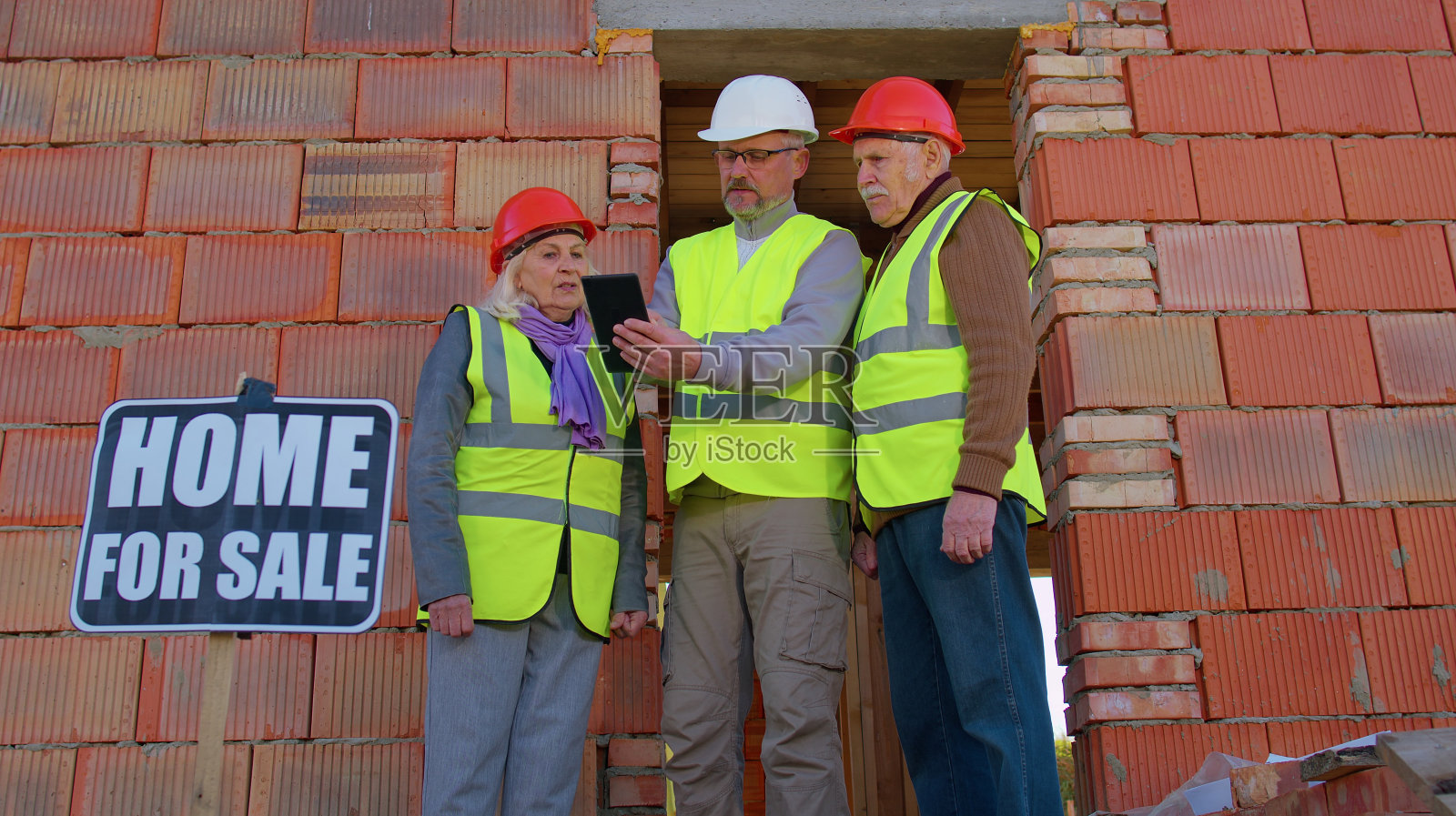 资深房地产经纪人建筑师祖父母的家庭会议,财务经理购买房子照片摄影图片