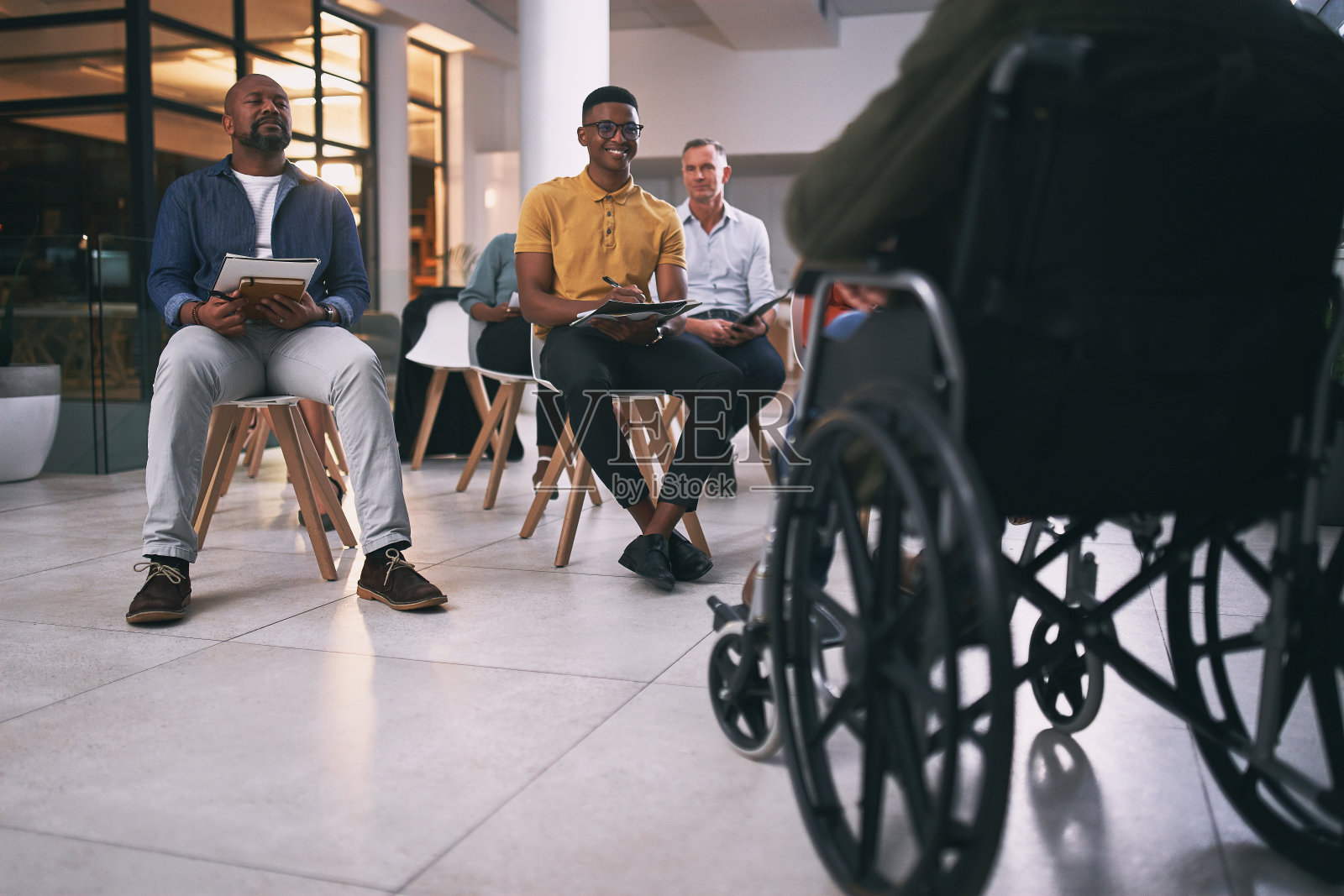 一群商务人士在工作中参加会议照片摄影图片