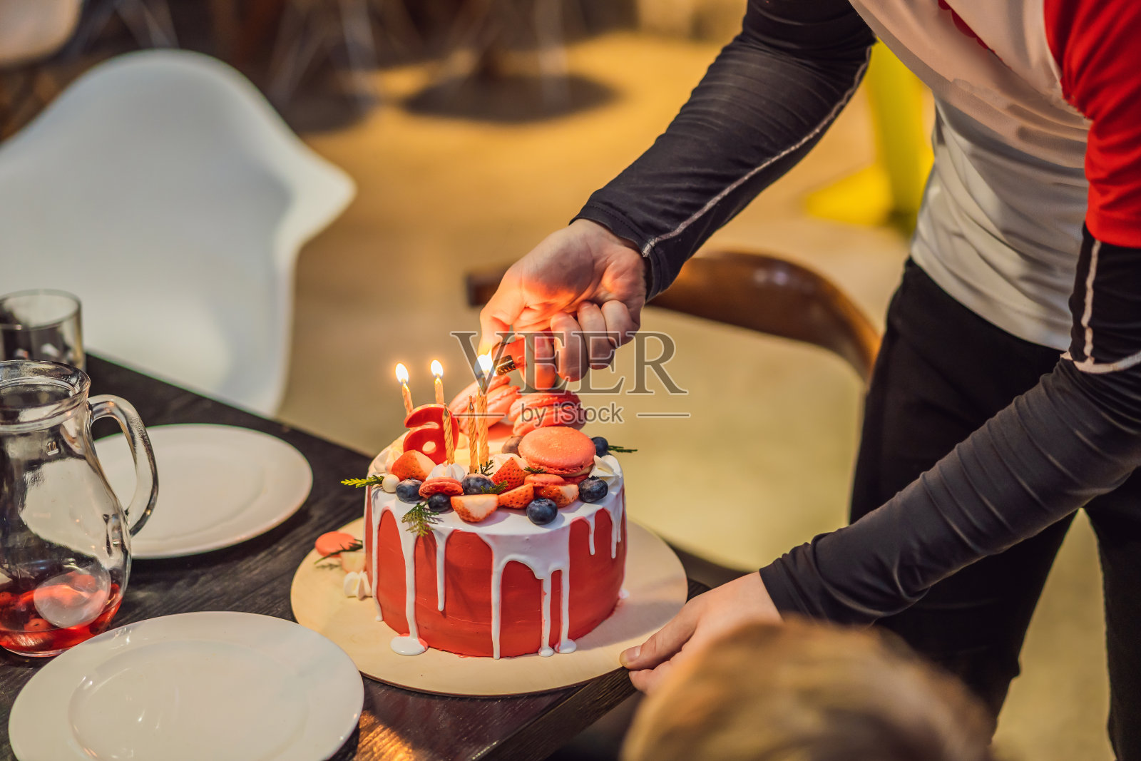 生日蜡烛在蛋糕上点燃照片摄影图片