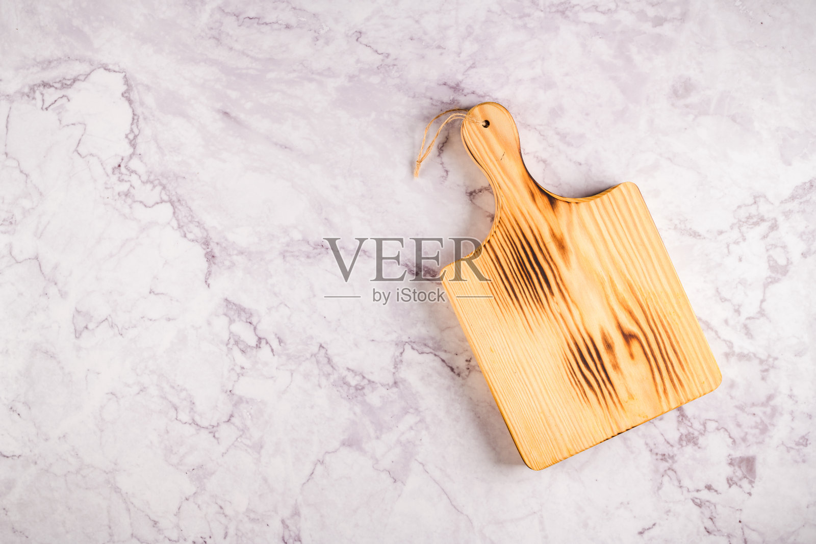 灰色大理石背景上的木制砧板照片摄影图片