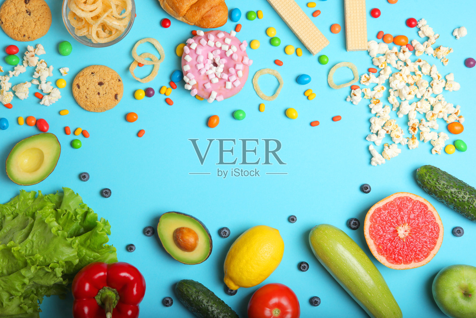 健康食品和不健康食品在一个彩色背景上的特写俯视图。照片摄影图片