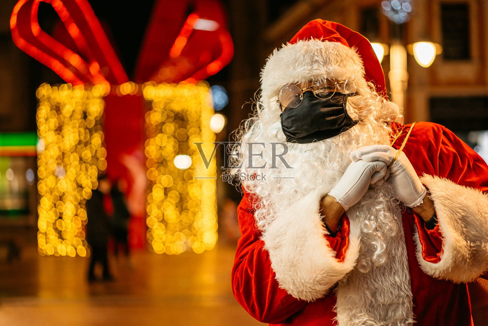 戴着面具的圣诞老人照片摄影图片