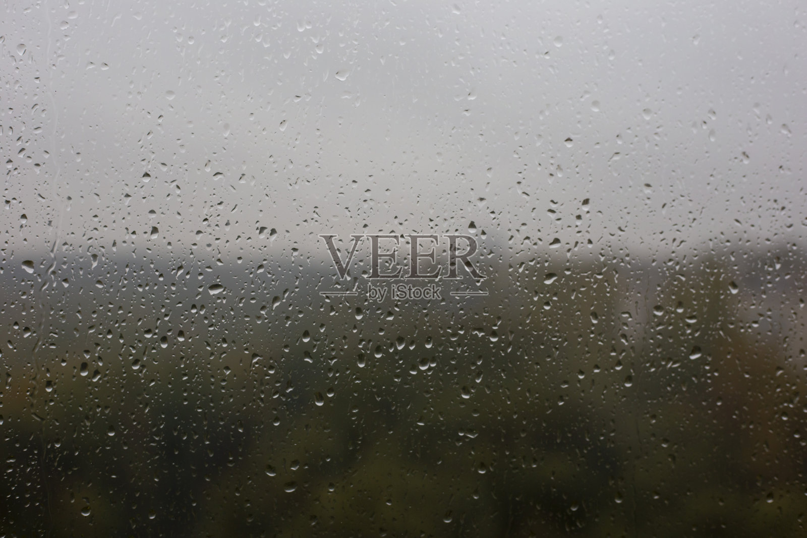 窗外的雨滴和模糊的秋天森林的景色照片摄影图片