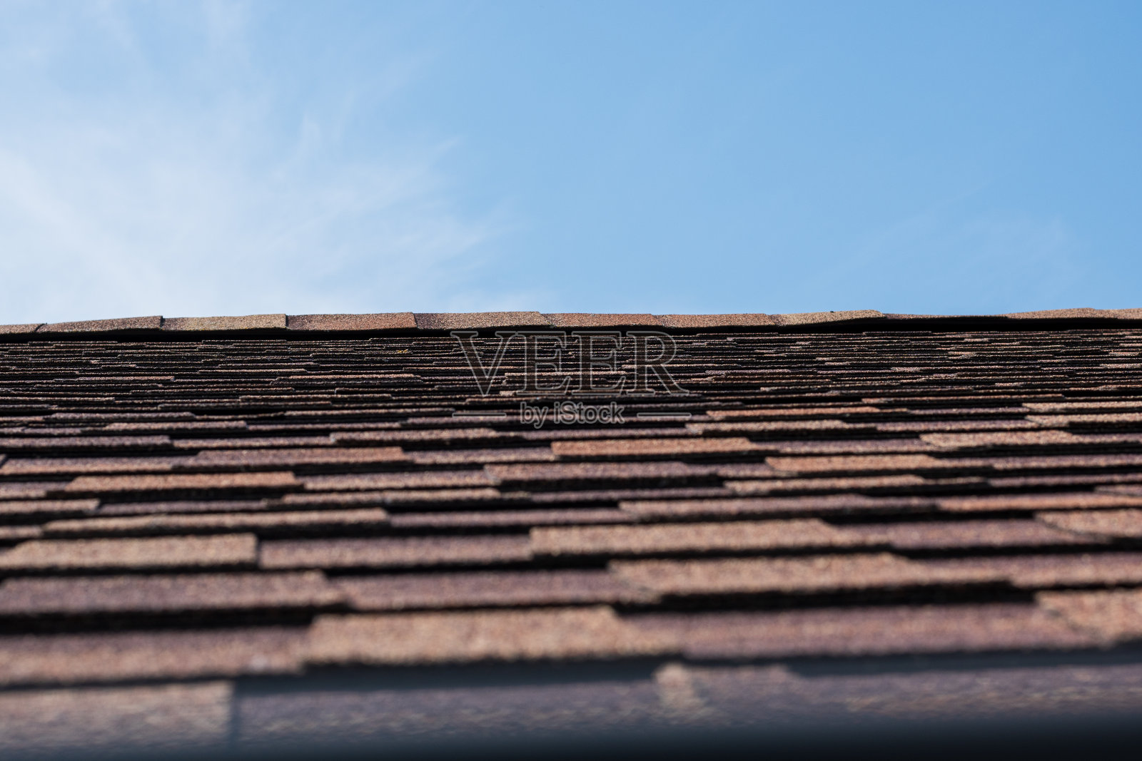 红色和棕色沥青屋顶瓦，特写照片。照片摄影图片