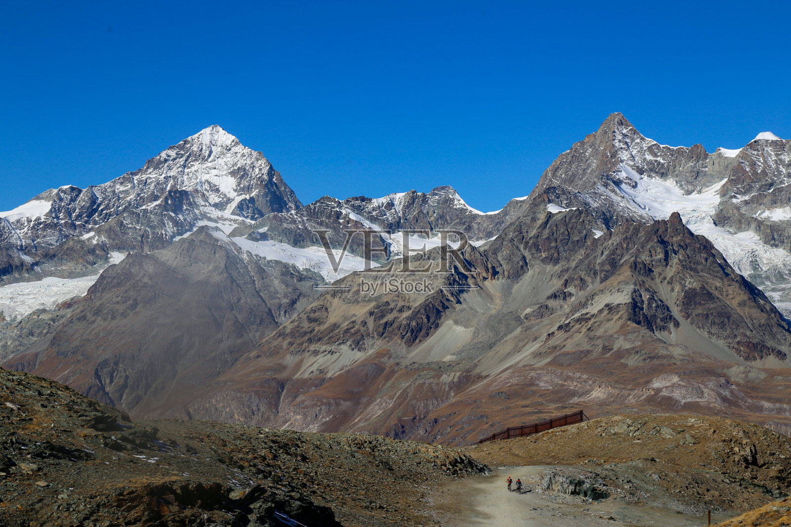 瑞士阿尔卑斯山的山地自行车手照片摄影图片
