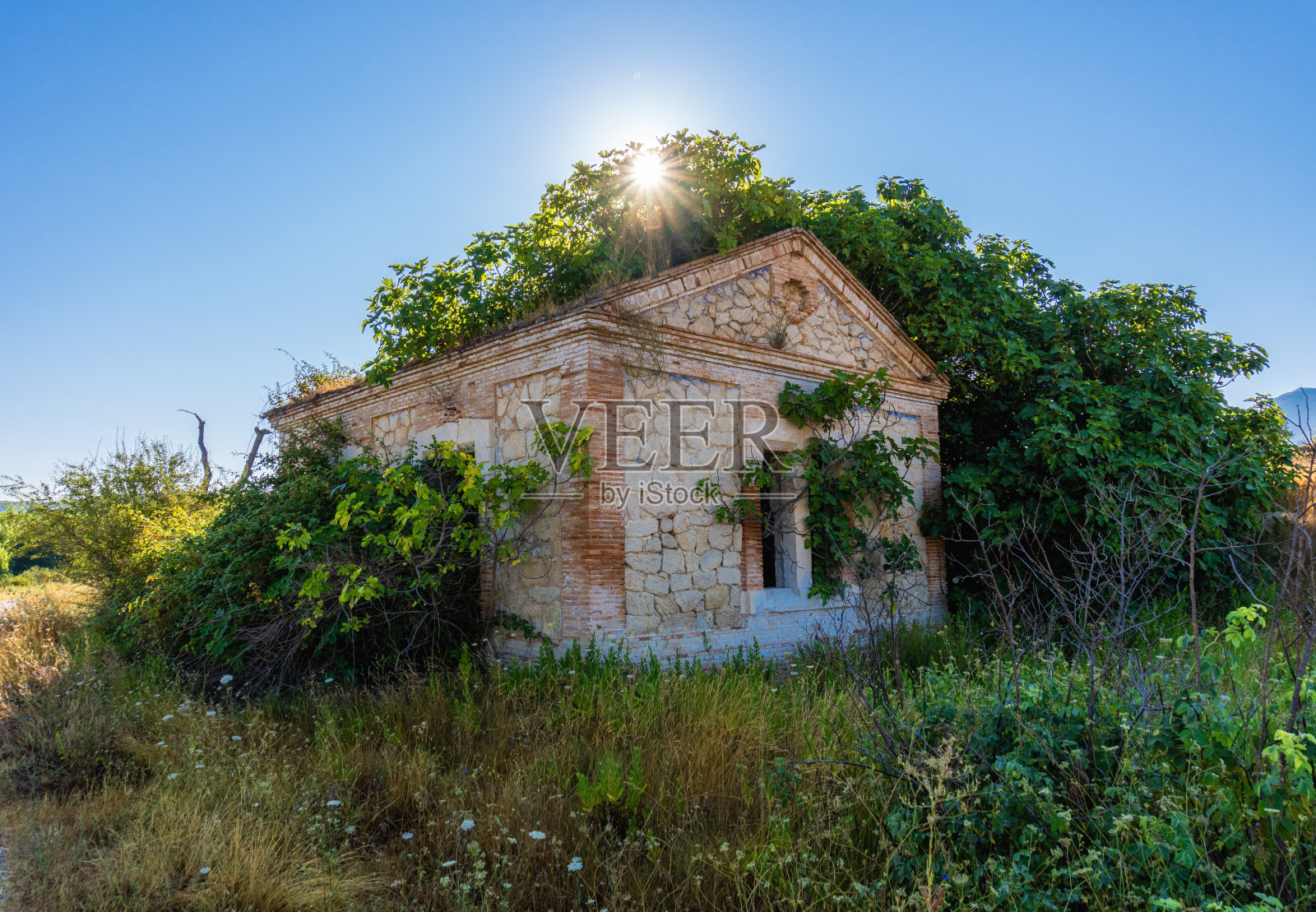 带有一些房屋和建筑物的乡村景观照片摄影图片