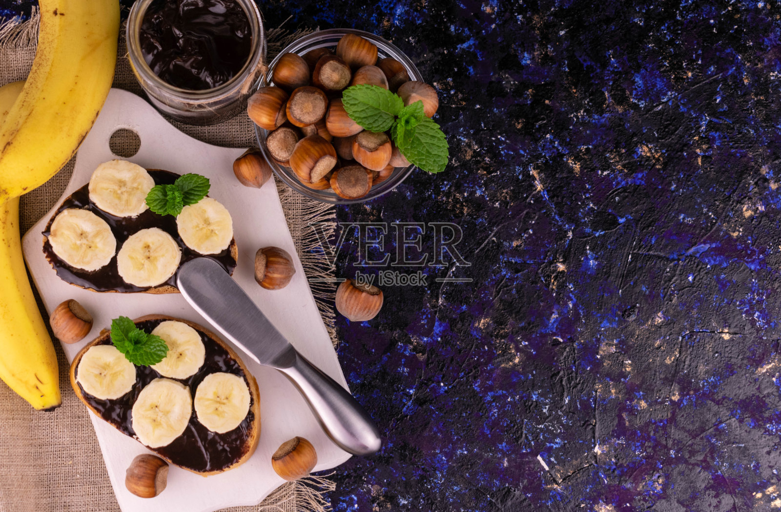 涂有香蕉巧克力酱的面包（留白，俯视角度）照片摄影图片