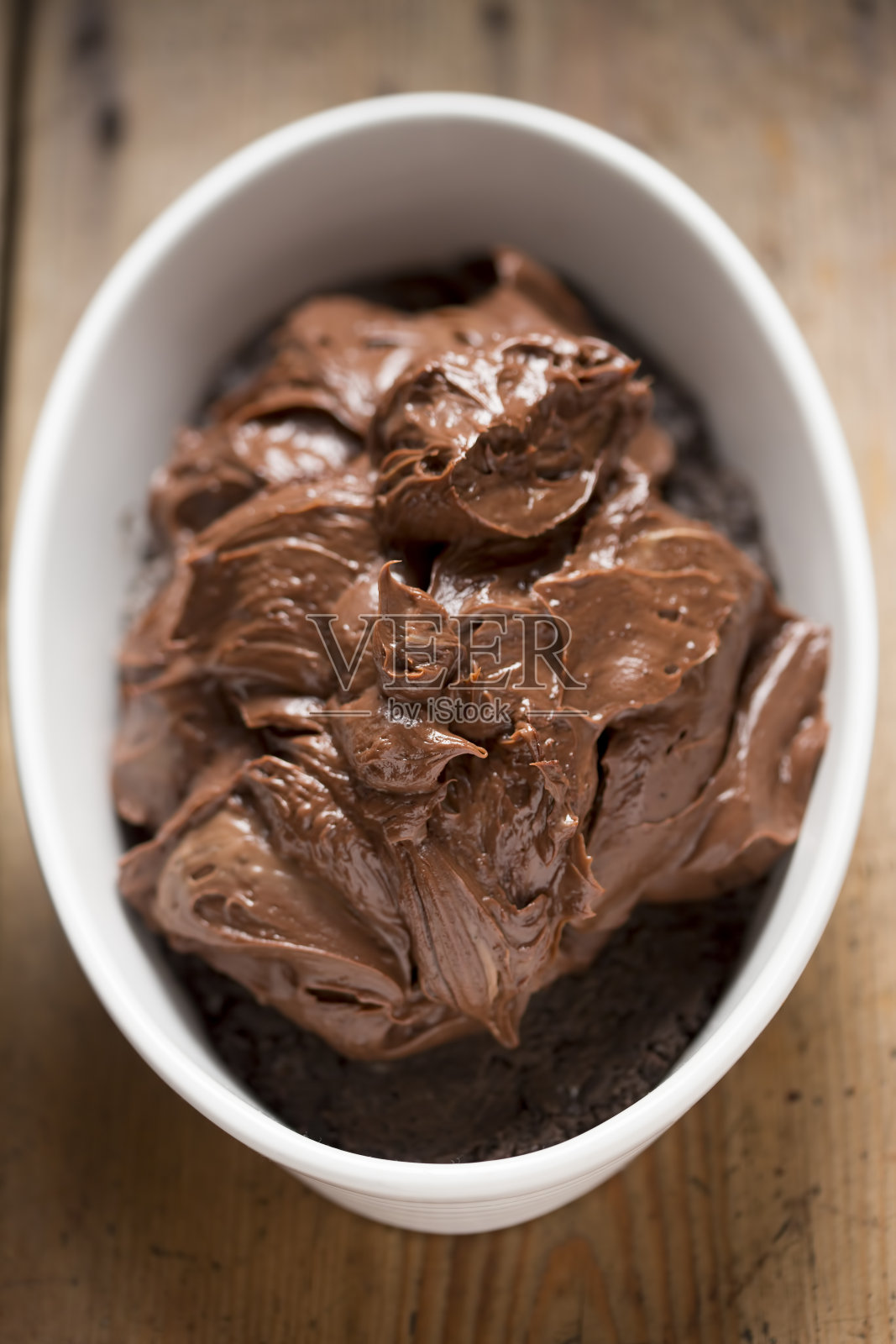 巧克力不烤奶酪蛋糕配巧克力饼干照片摄影图片