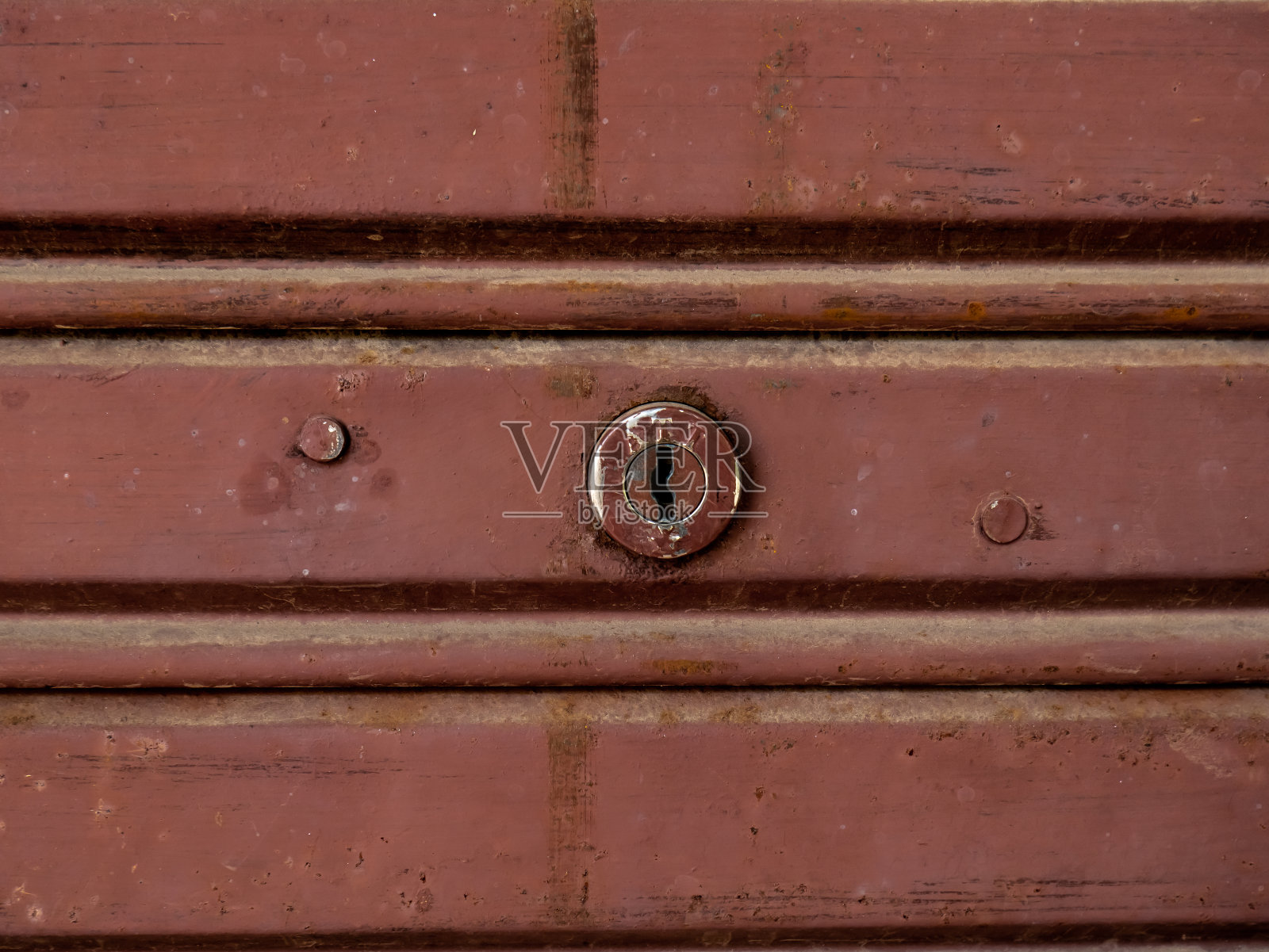 卷帘门上的钥匙孔很旧了照片摄影图片