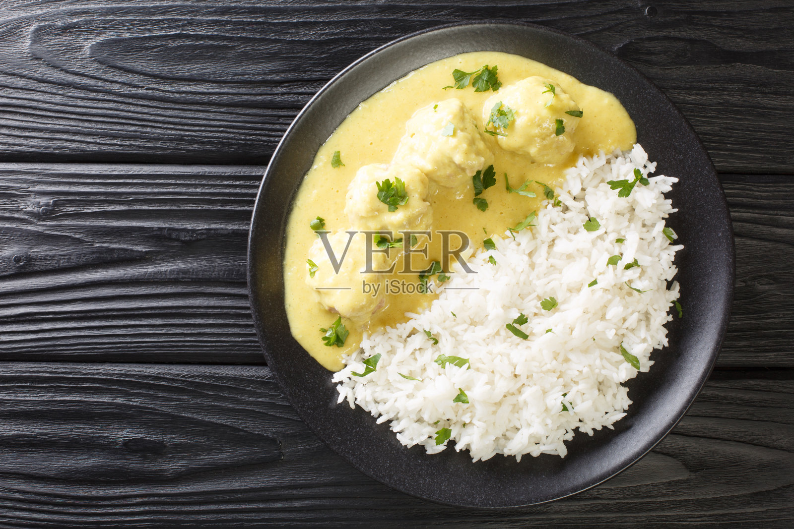 传统食谱的丹麦肉丸咖喱Boller i Karry米饭配菜在盘中。水平的俯视图照片摄影图片