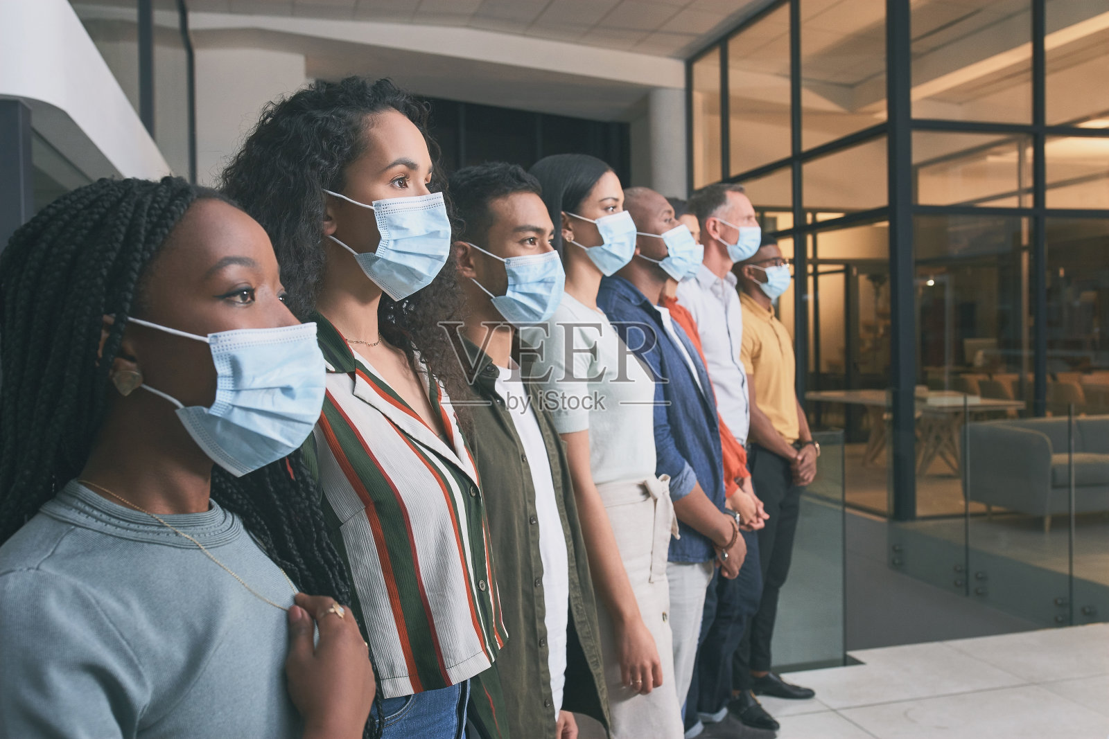 一组同事在封锁期间在办公室里照片摄影图片