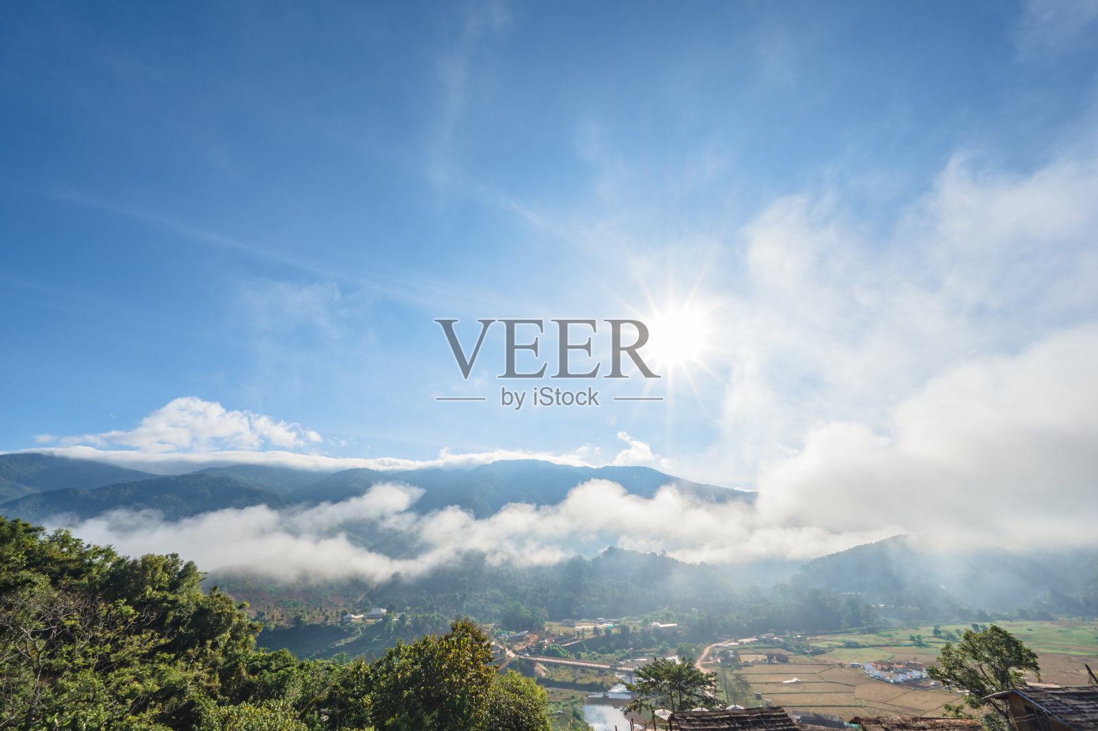 美丽的风景和雾覆盖山在南泰国萨班村。照片摄影图片