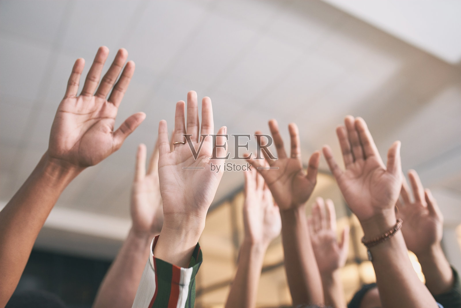 一群商人举起他们的手照片摄影图片