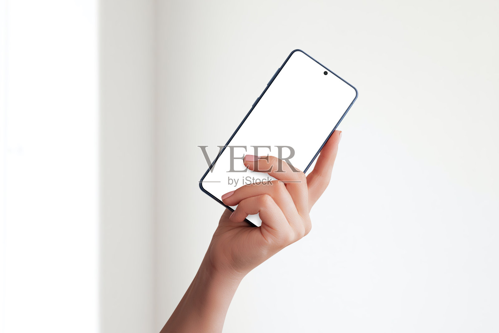 女孩展示智能手机模型照片摄影图片