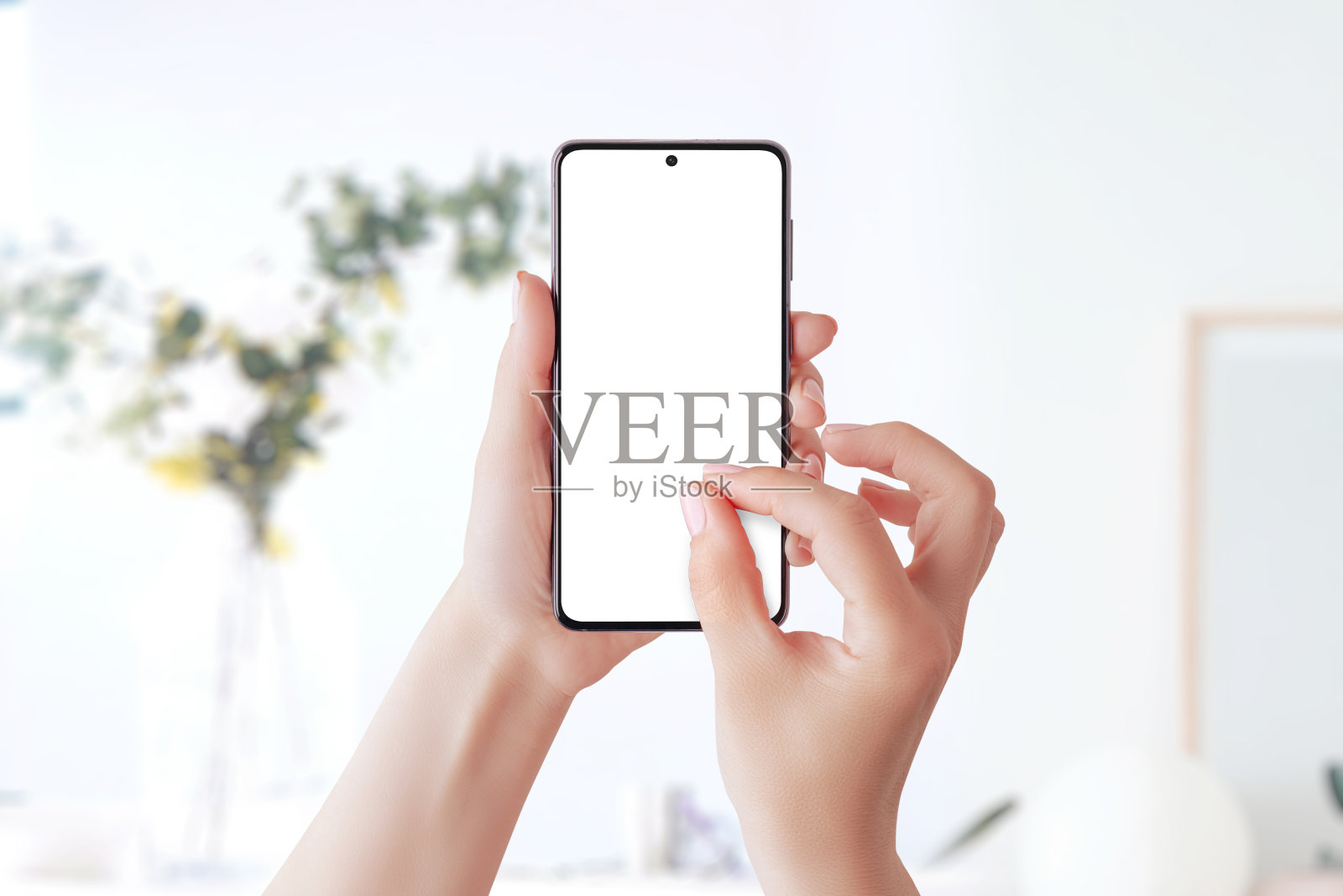 手机模型与女人捏缩放手照片摄影图片