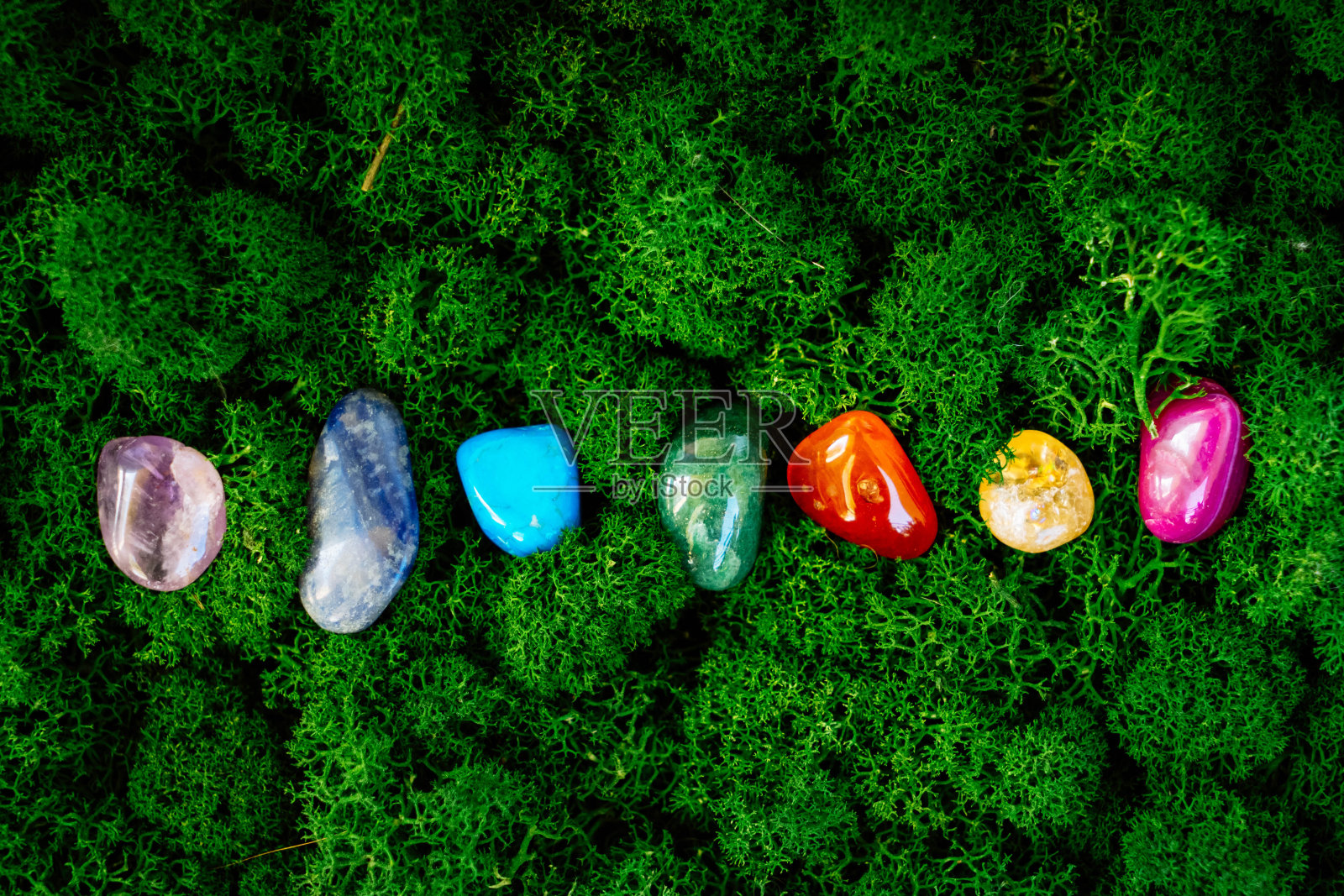 治疗水晶在棕色背景照片摄影图片