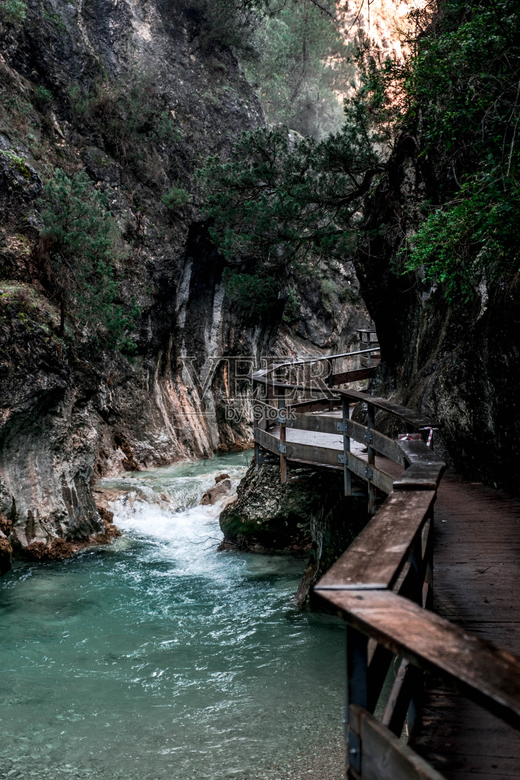 卡索拉山脉自然公园里的博罗沙河，它穿过西班牙塞拉达河Elías照片摄影图片