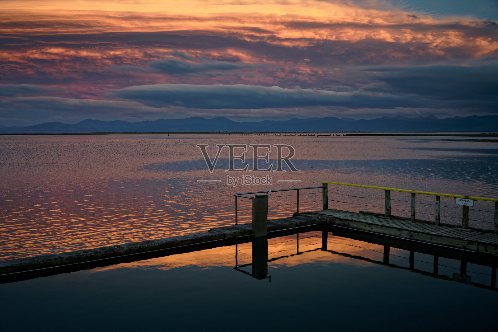日落时的咸水泳池，Motueka，新西兰。照片摄影图片