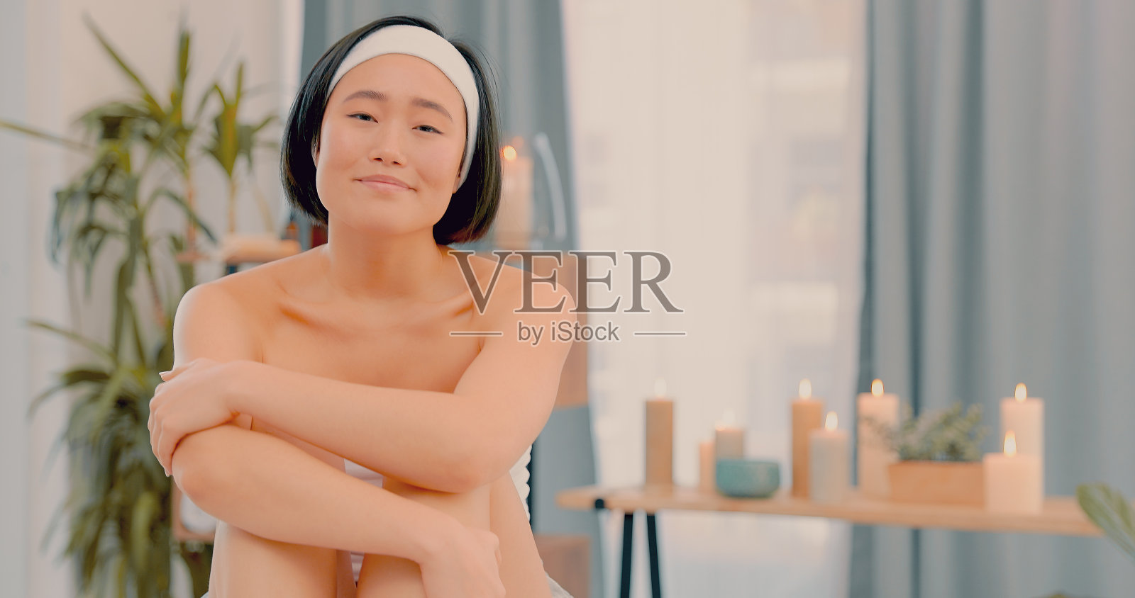 一个迷人的年轻女子独自坐在温泉放松的一天照片摄影图片