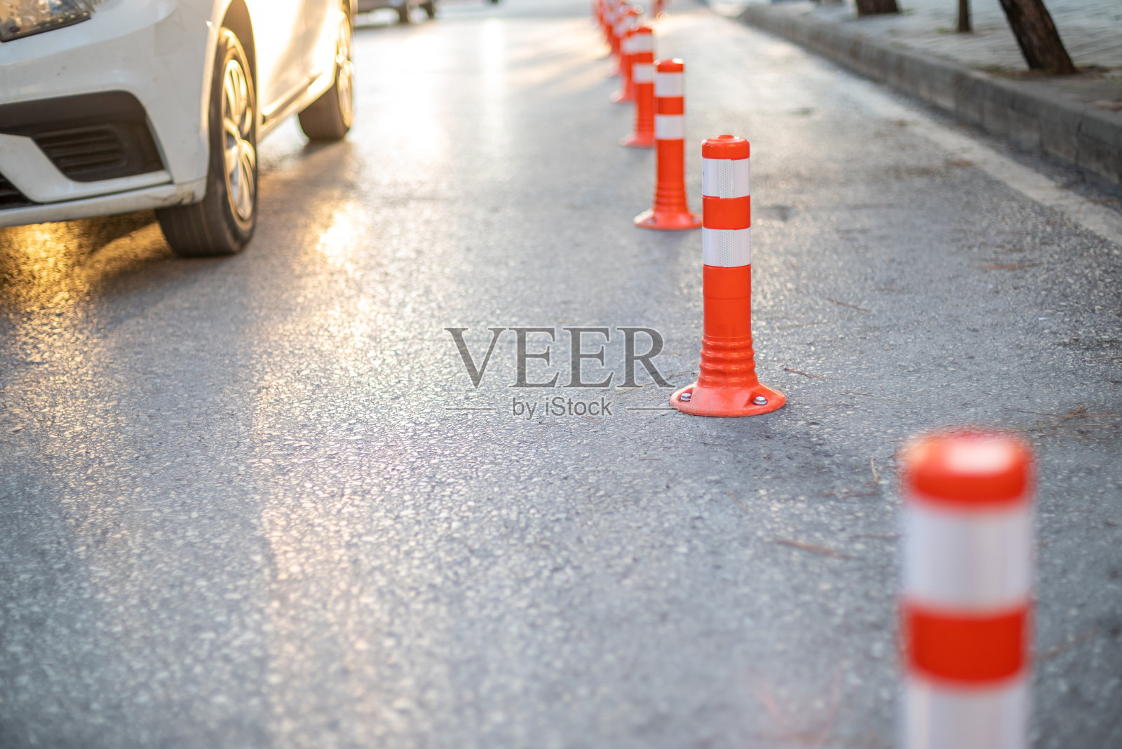 沥青路面上的交通锥照片摄影图片