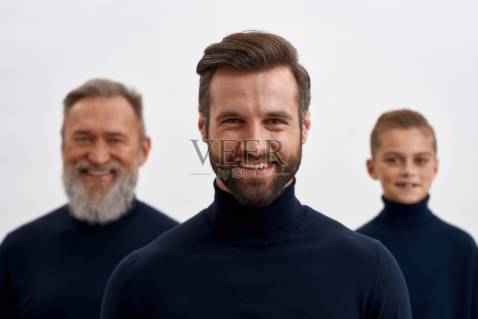 年轻的男人有成熟的父亲和年幼的儿子照片摄影图片