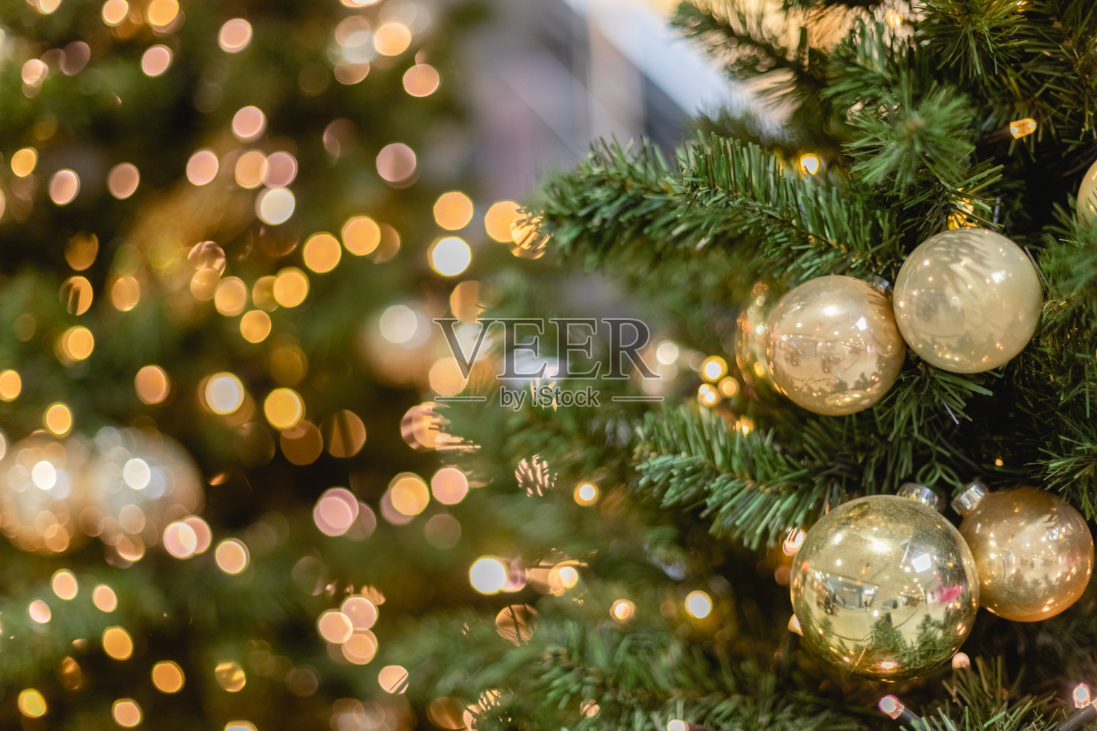 圣诞树装饰背景设计模板。明亮的发光灯，新年概念，云杉树上的玩具和球照片摄影图片