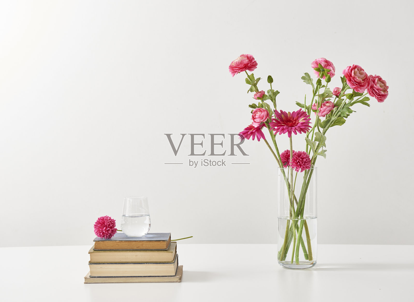 白色底色和花瓶书木桌照片摄影图片