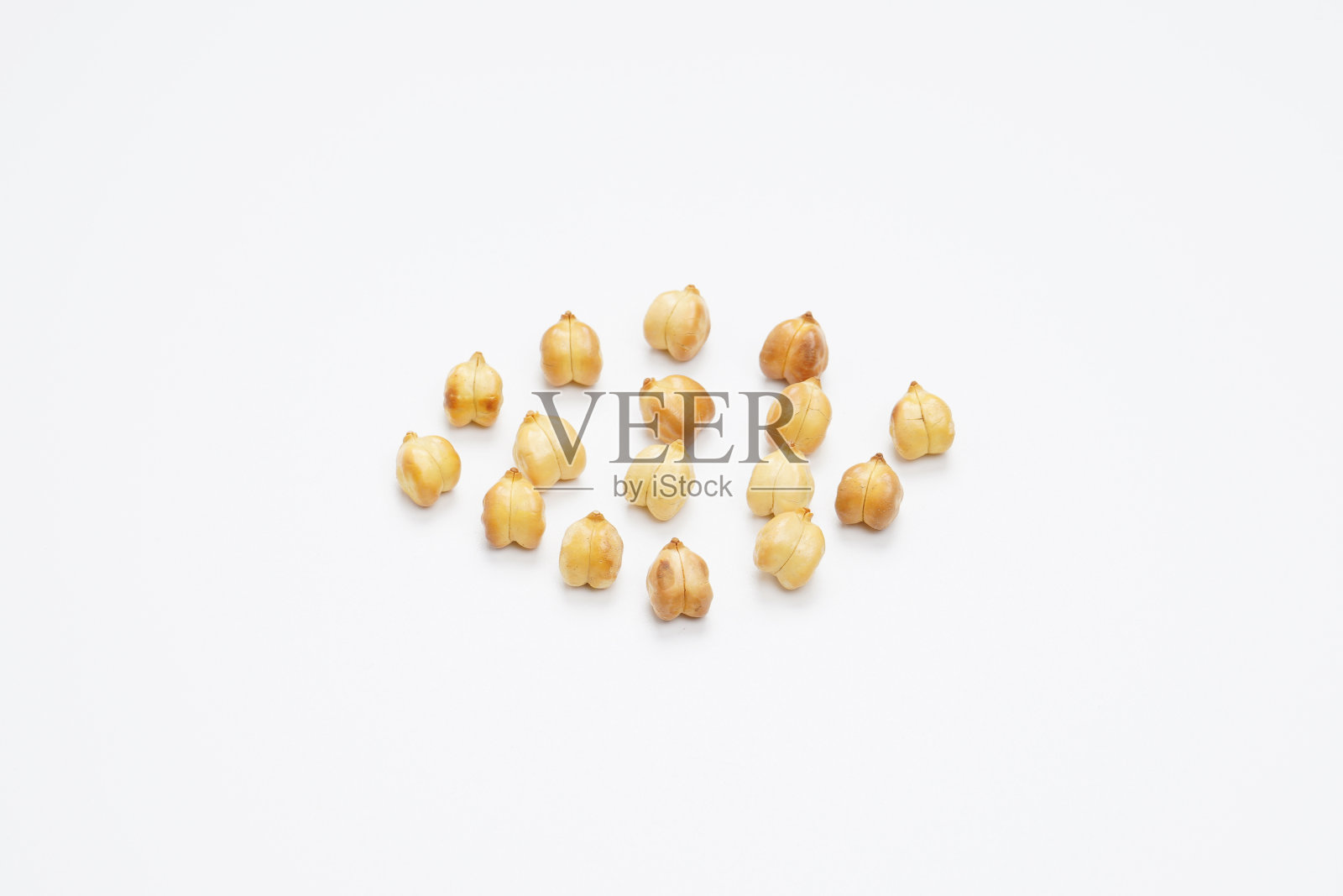 烤鹰嘴豆，白色背景，布纳恰纳小吃照片摄影图片