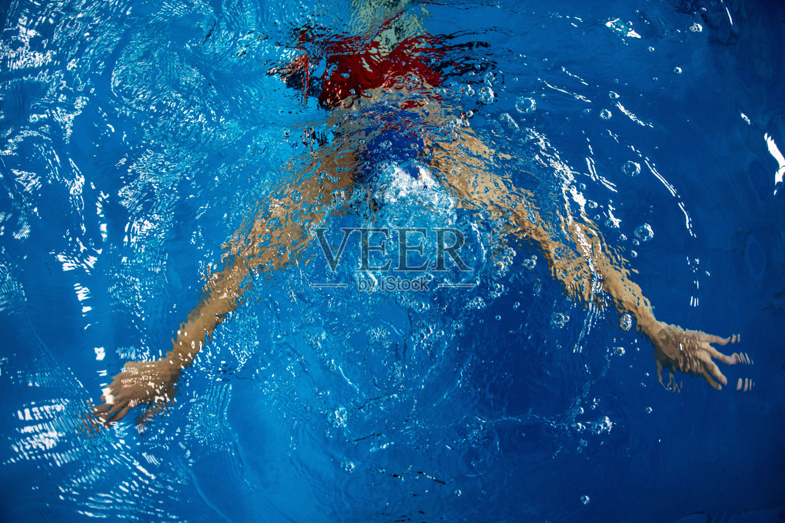 游泳池里的男游泳运动员。水下照片摄影图片