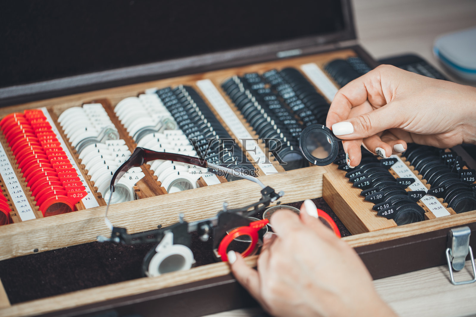 矫正视力的一套镜片。眼科设备。视力测试照片摄影图片