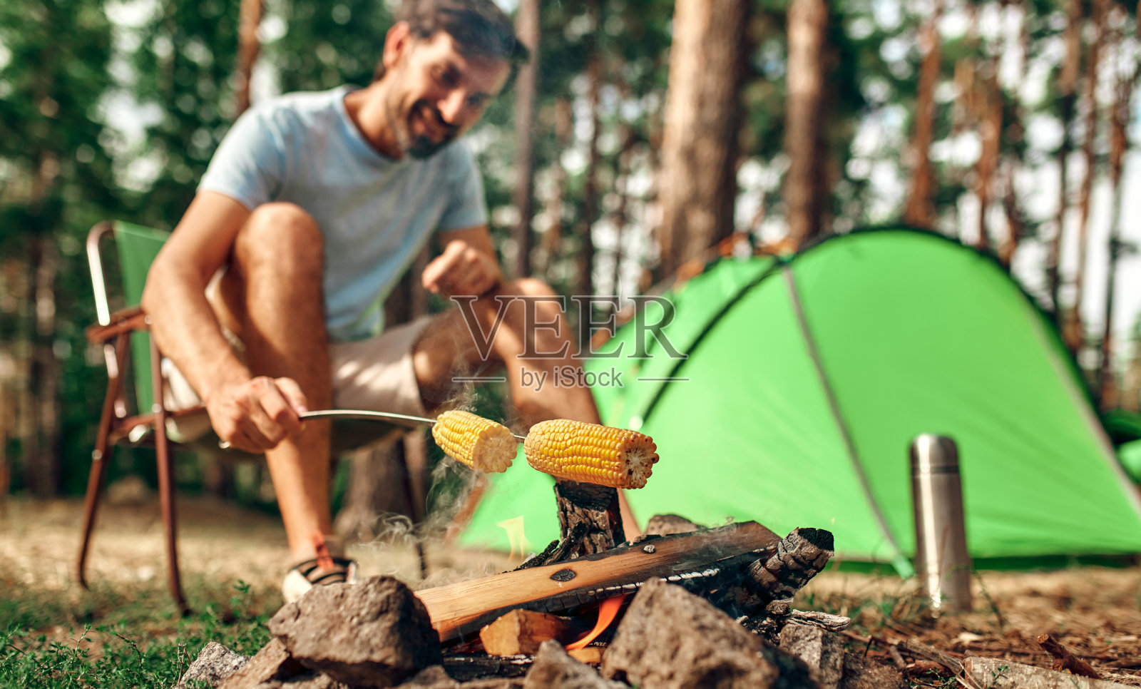 一家人和狗在森林里照片摄影图片