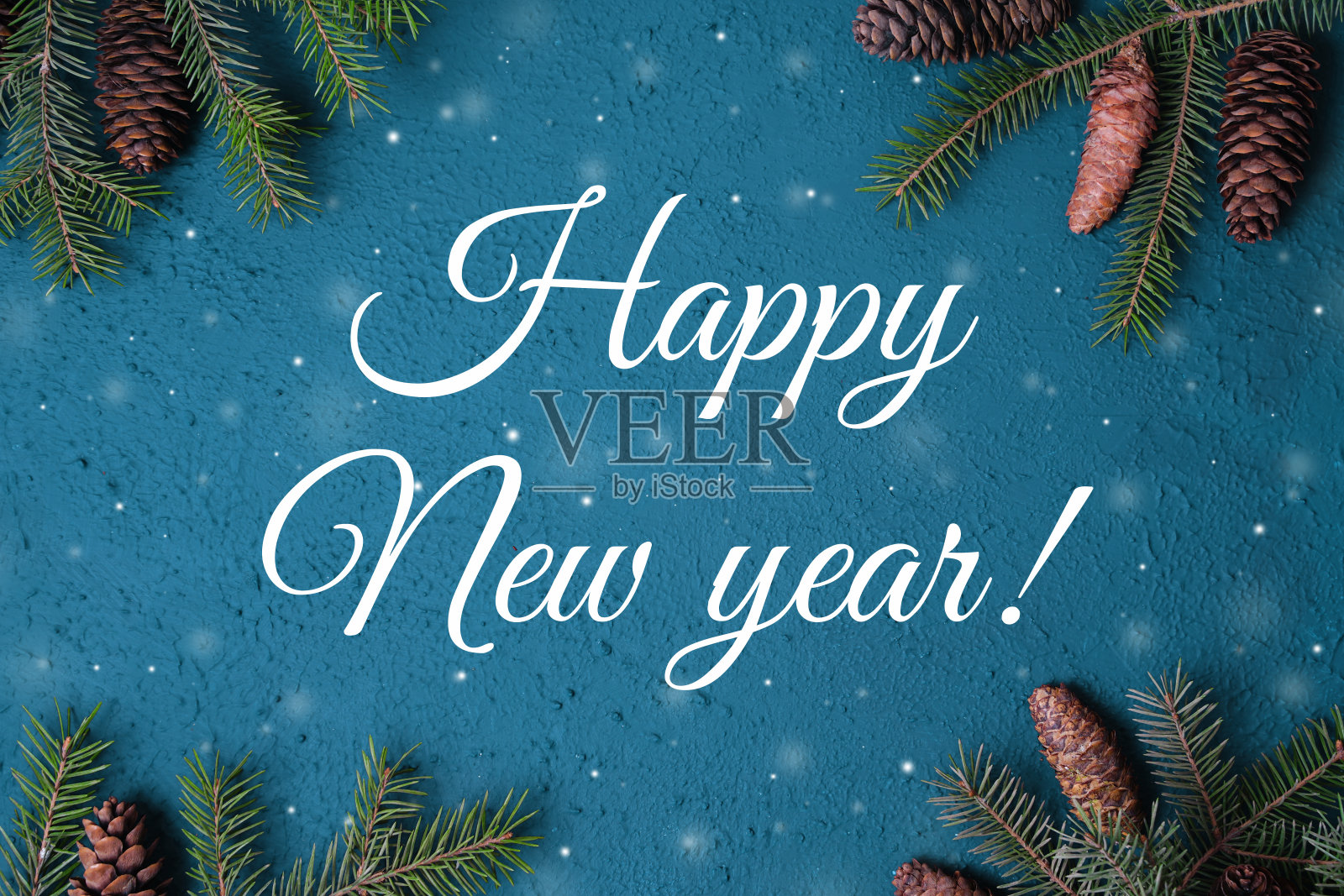 蓝色的背景上题写着新年快乐的文字，框架上有圣诞树的树枝和圆锥形，雪花照片摄影图片