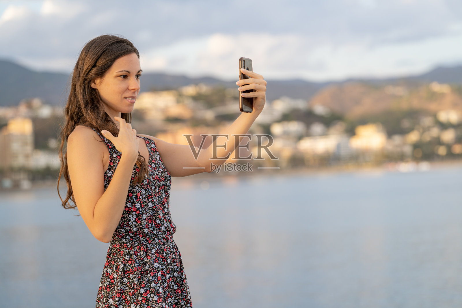 美丽的长发女人在自拍照片摄影图片