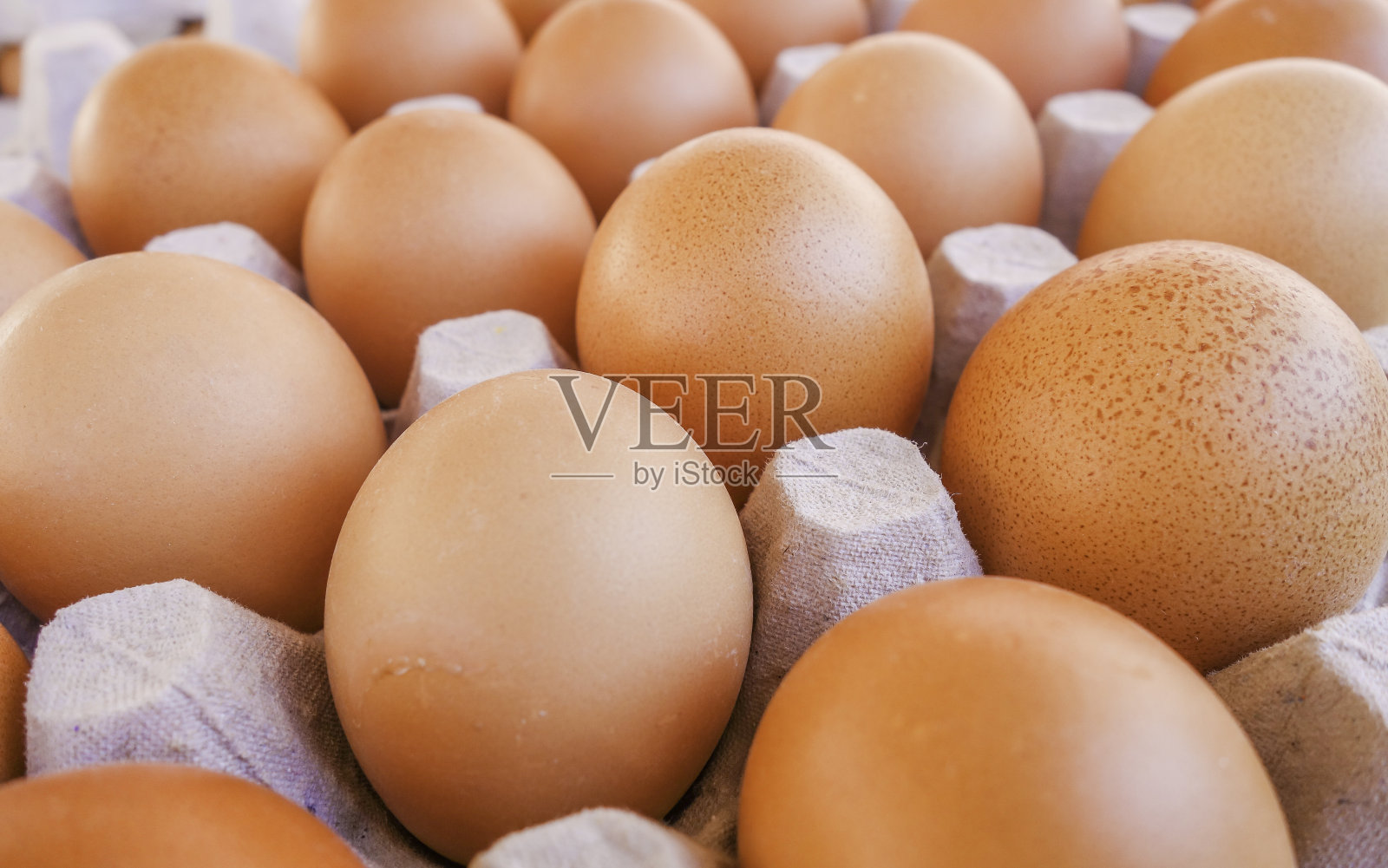 新鲜的棕色鸡蛋在纸箱照片摄影图片