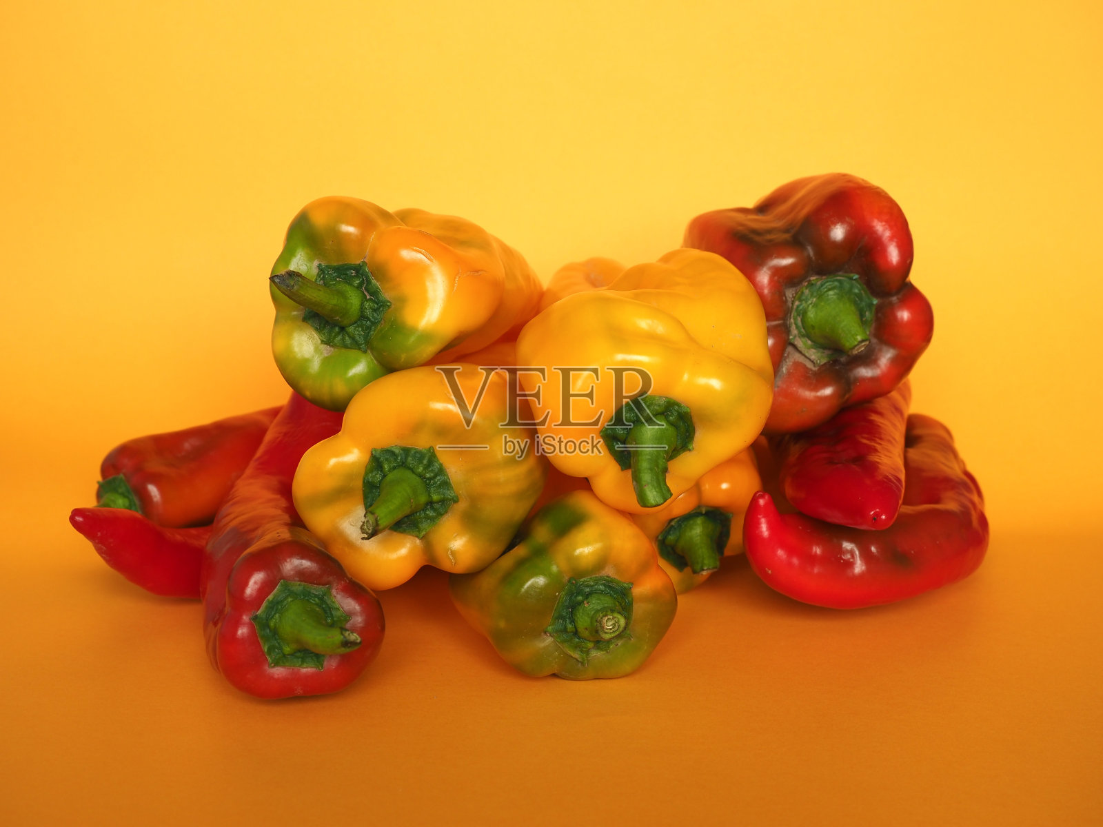 红辣椒和黄辣椒照片摄影图片