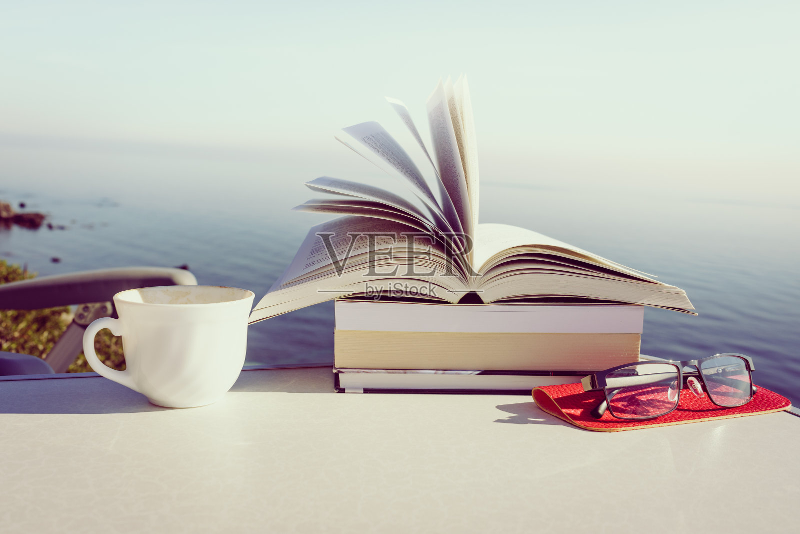 咖啡杯和户外书籍照片摄影图片