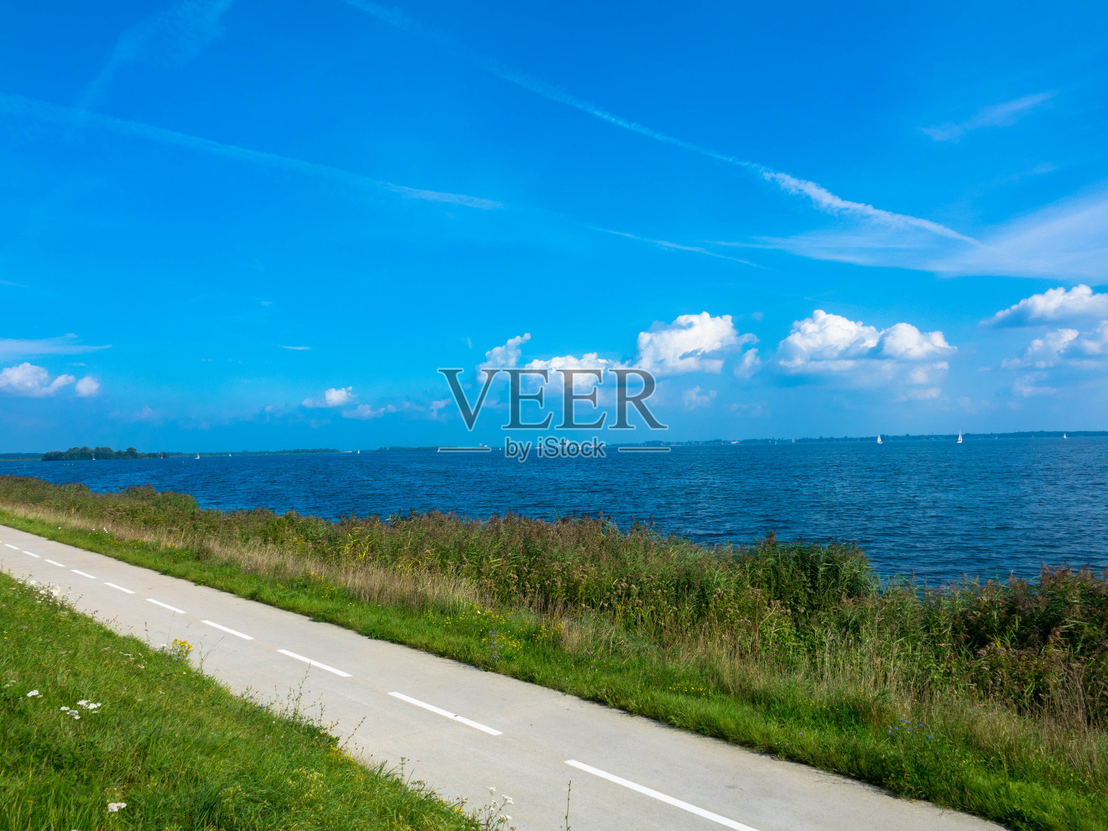 沿着海的自行车道的全景，艾塞米尔，荷兰。照片摄影图片
