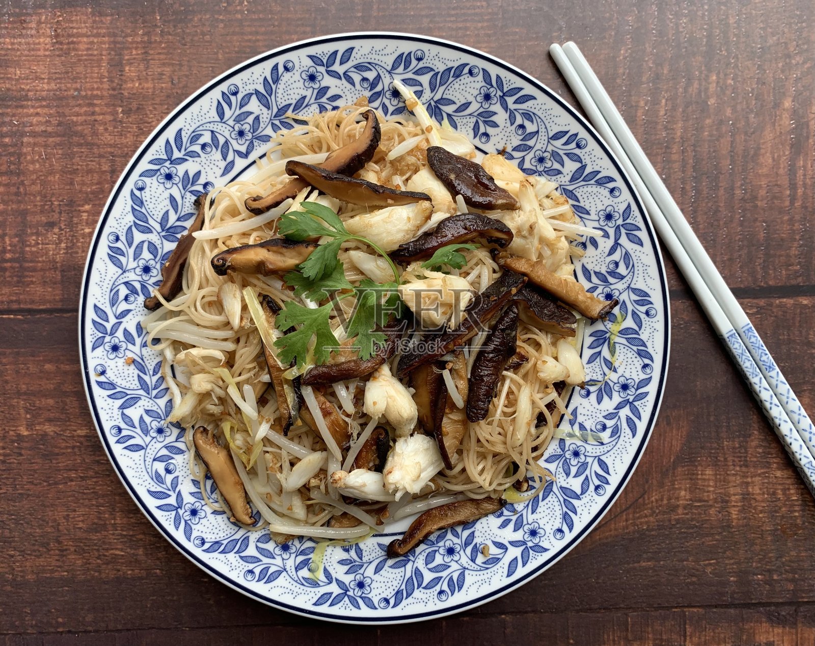 炒面，炒面:在木制背景上俯视图的香港风格炒面照片摄影图片