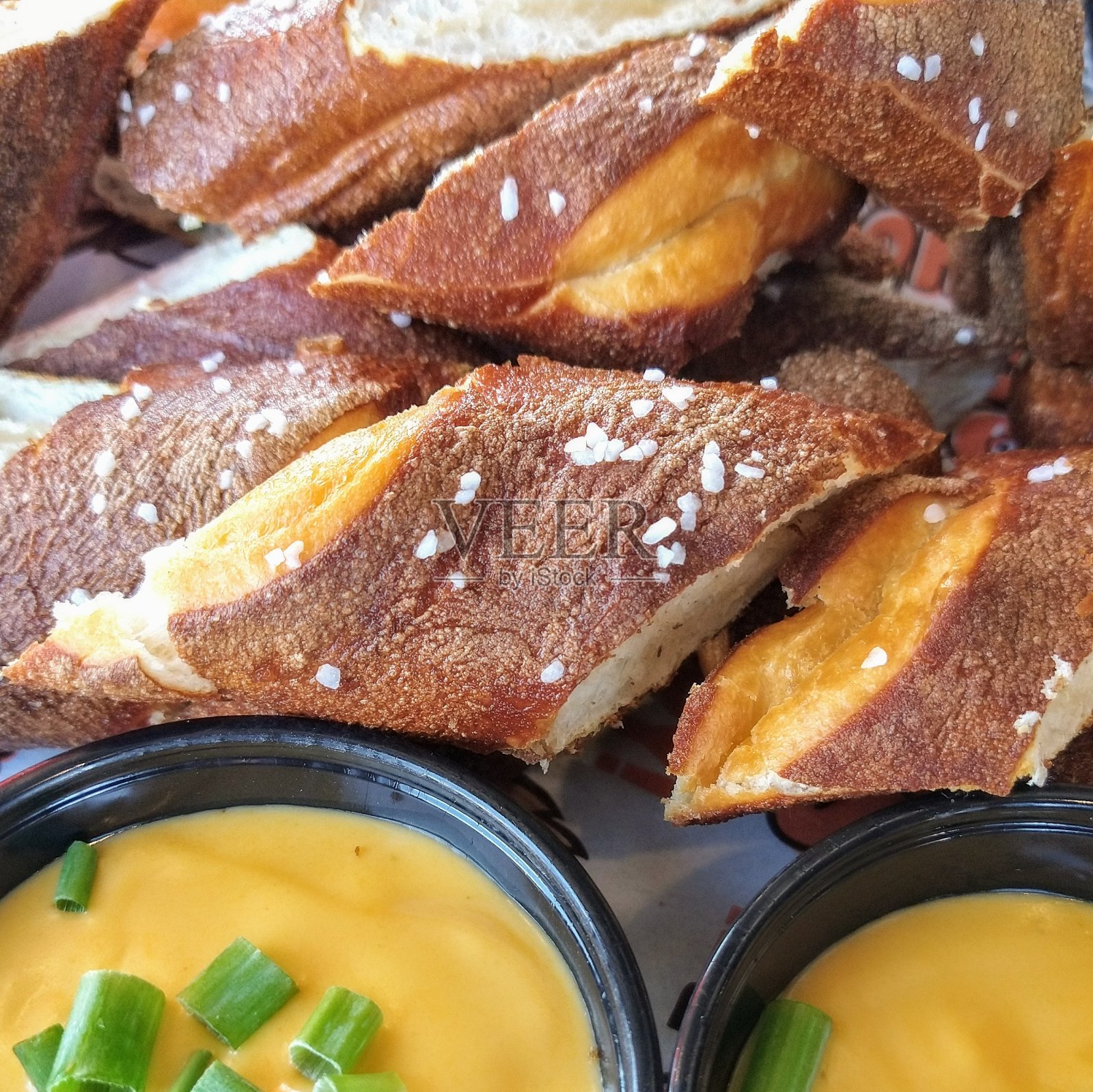 啤酒奶酪和椒盐卷饼照片摄影图片